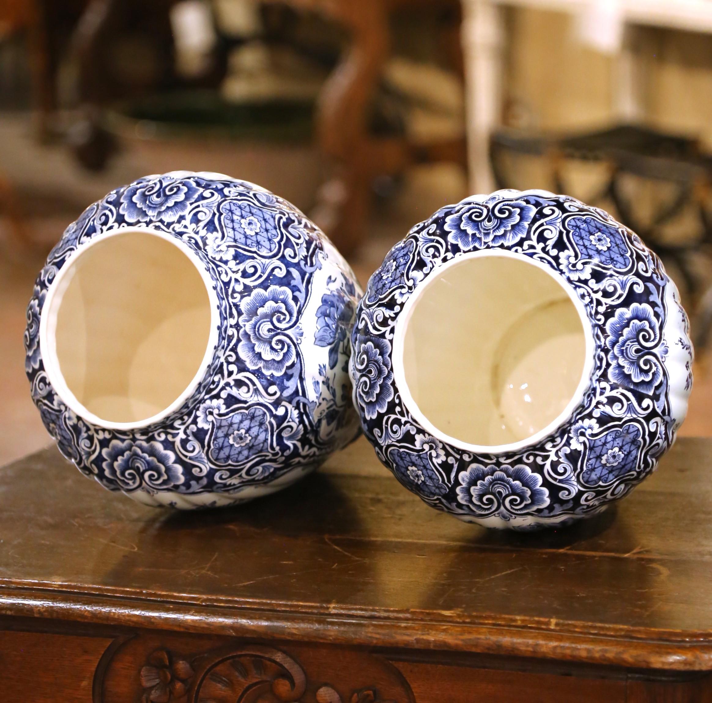 Coppia di barattoli di zenzero Royal Delft in faience blu e bianco con coperchio a forma di cane da caccia in vendita 2