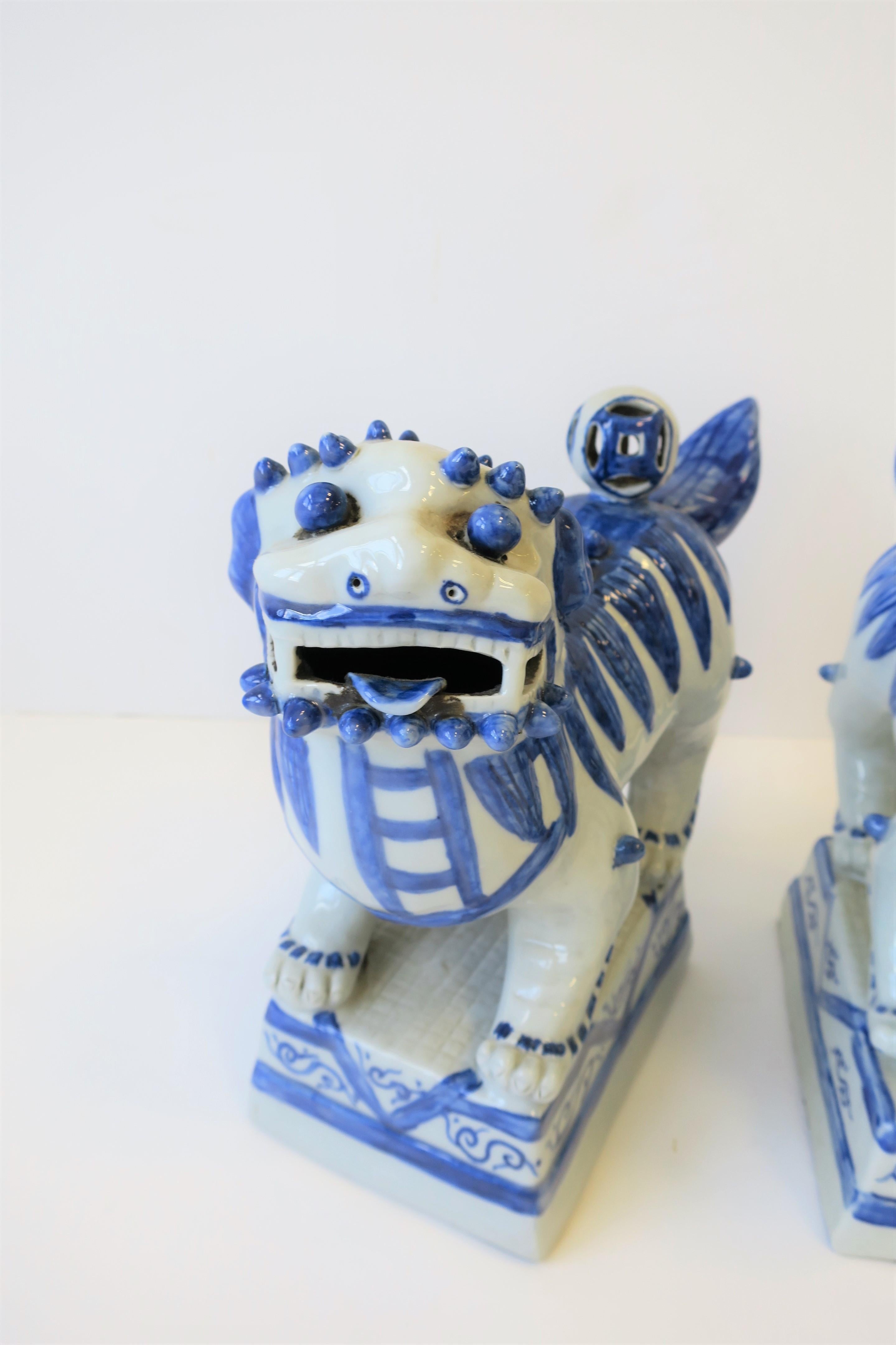 Pair of Blue and White Foo Dog or Lion Sculptures or Bookends 3