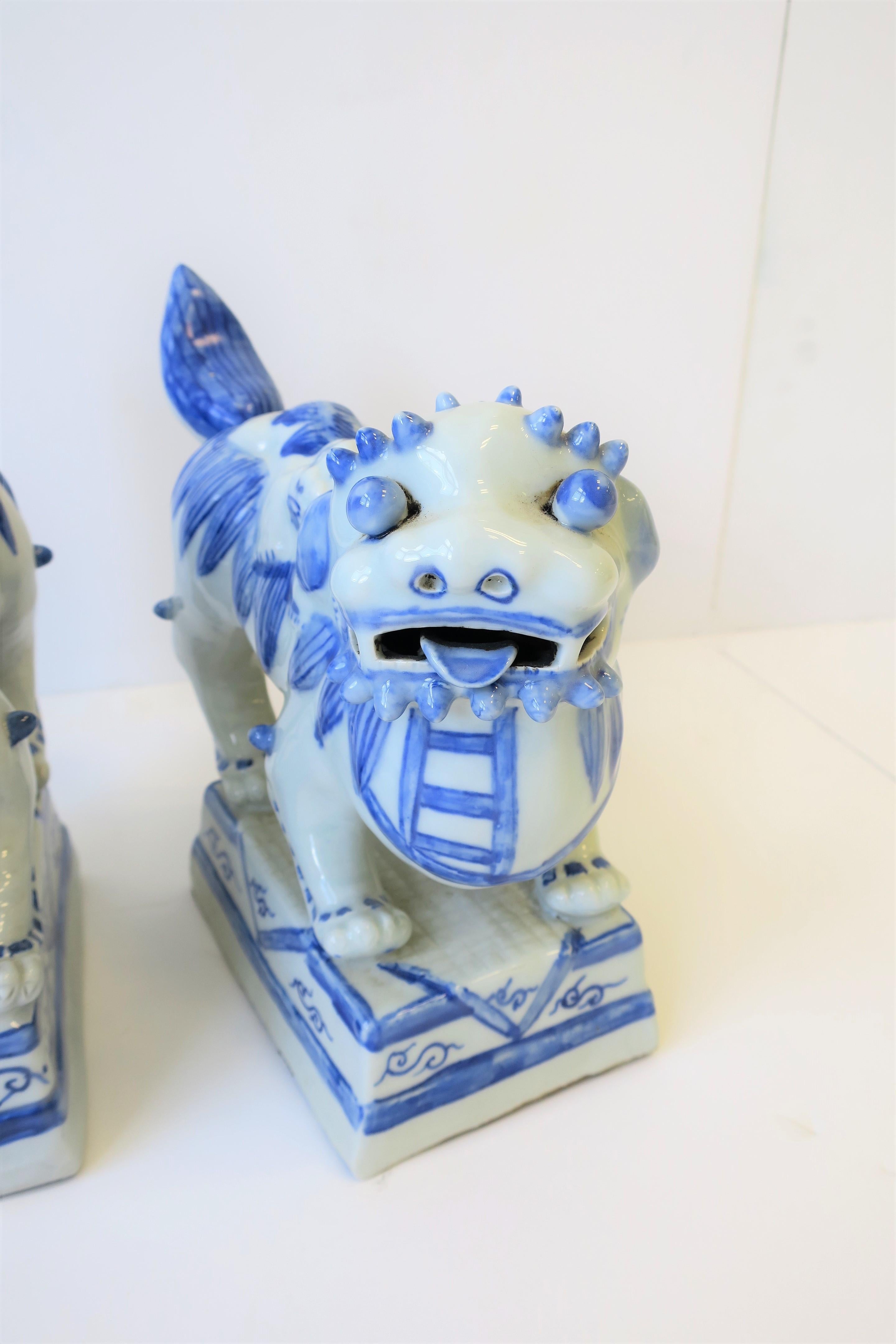 Pair of Blue and White Foo Dog or Lion Sculptures or Bookends 4