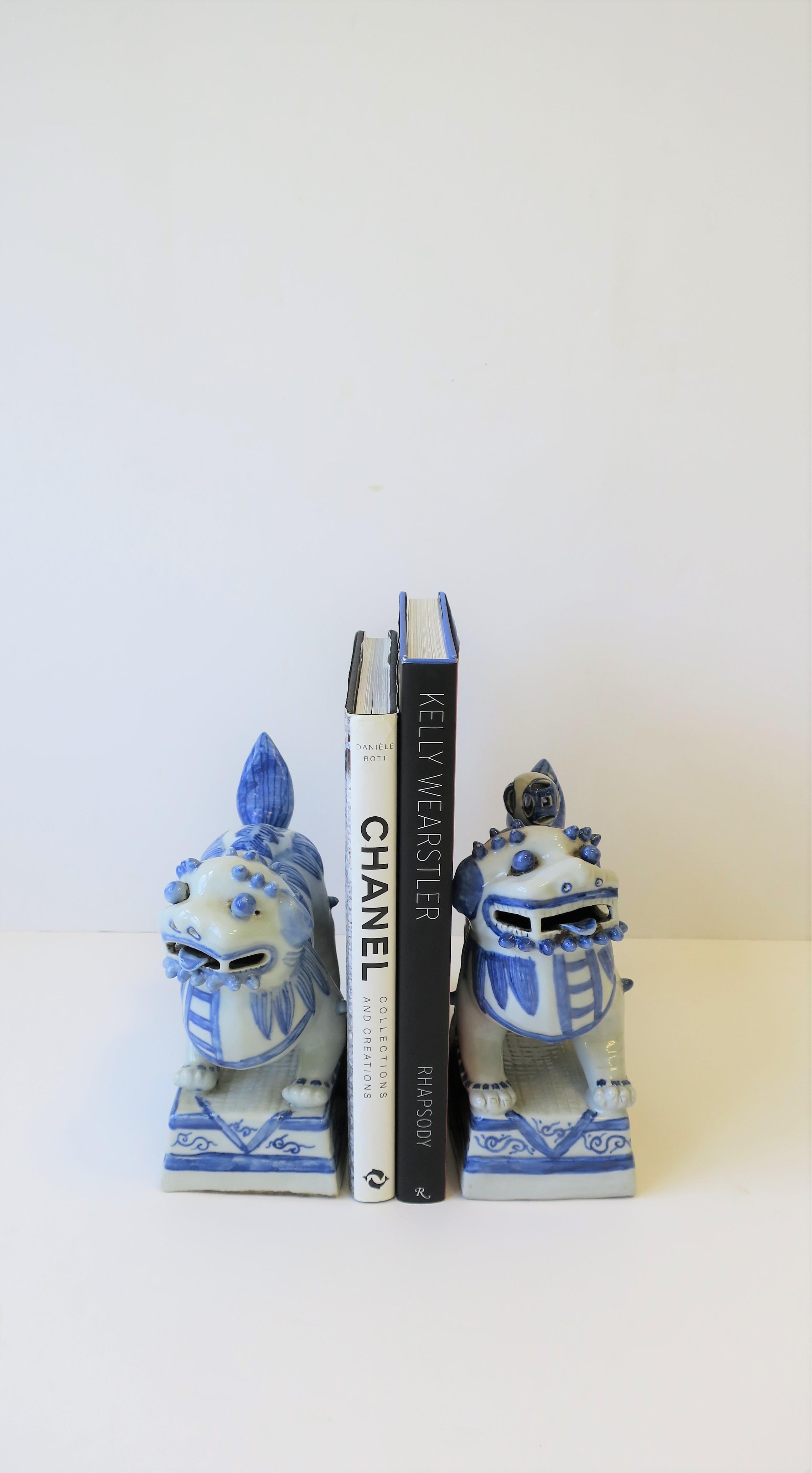 Pair of Blue and White Foo Dog or Lion Sculptures or Bookends In Good Condition In New York, NY