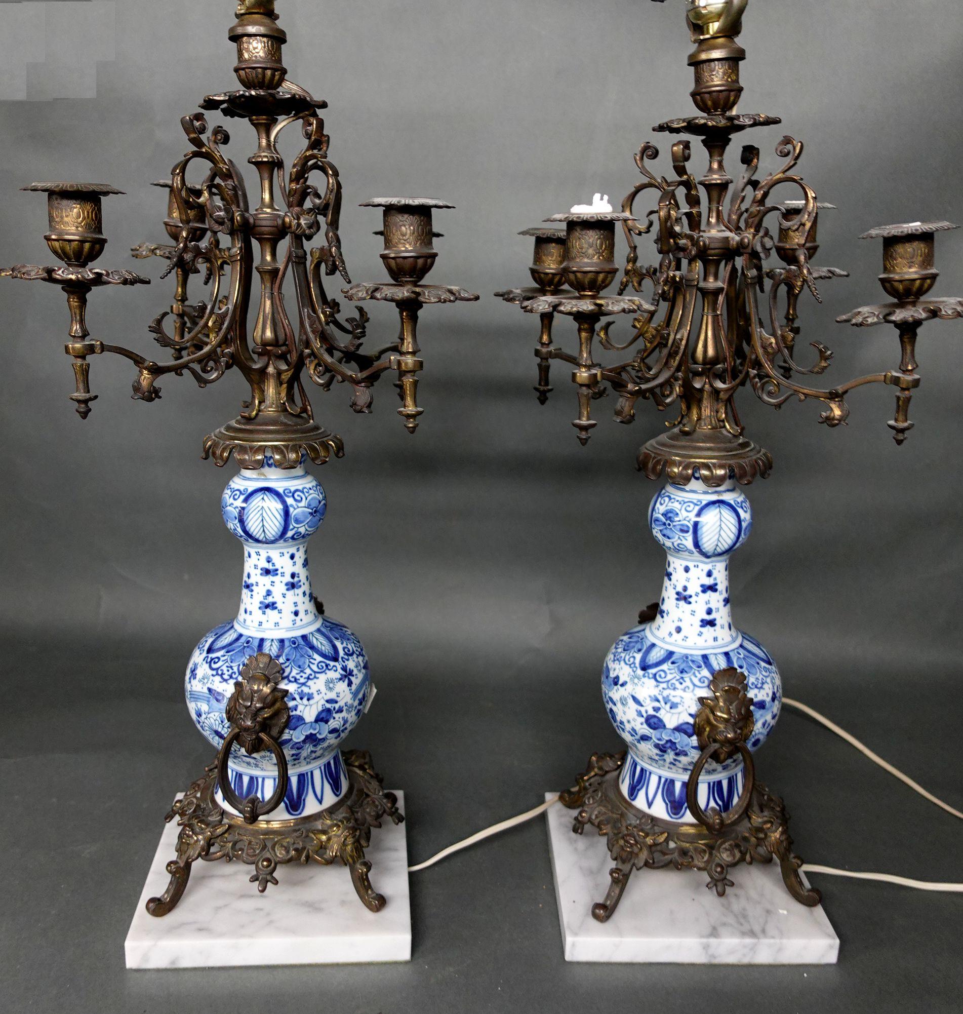 Paire de candélabres et lampes en bronze doré bleu et blanc sur socle en marbre en vente 3