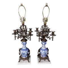 Coppia di candelabri e lampade in bronzo dorato blu e bianco su basi di marmo