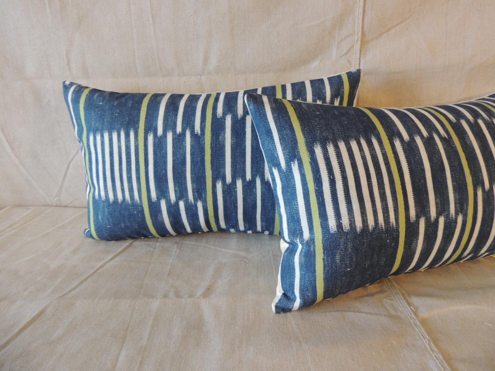 Pair of blue and white Ikat style modern lumbar decorative pillows.
Natural cotton backings.
Decorative pillows handcrafted in Portugal.
Zipper closure with custom-made pillow inserts.
Size: 12