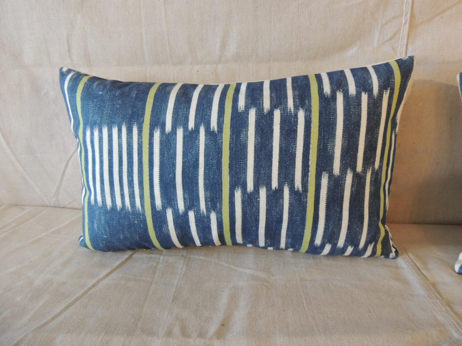 Pair of Blue and White Ikat Style Modern Lumbar Decorative Pillows In Good Condition In Oakland Park, FL