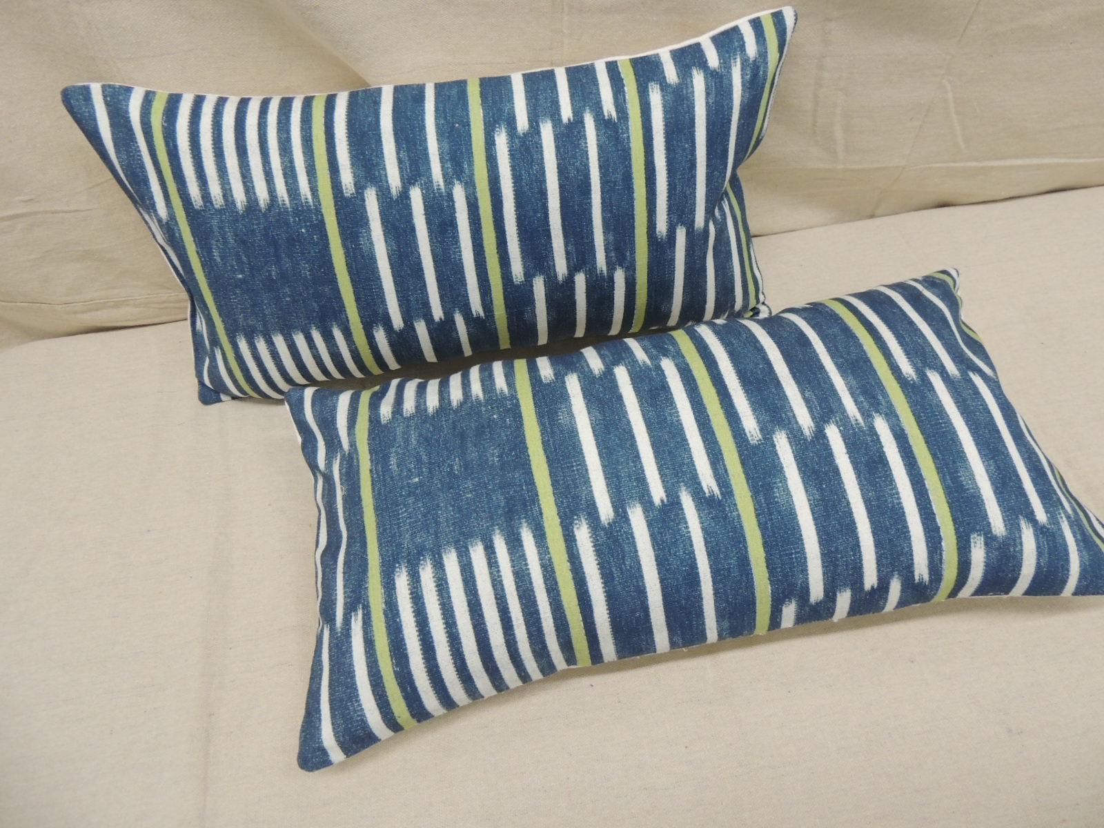 Pair of Blue and White Ikat Style Modern Lumbar Decorative Pillows In Good Condition In Oakland Park, FL