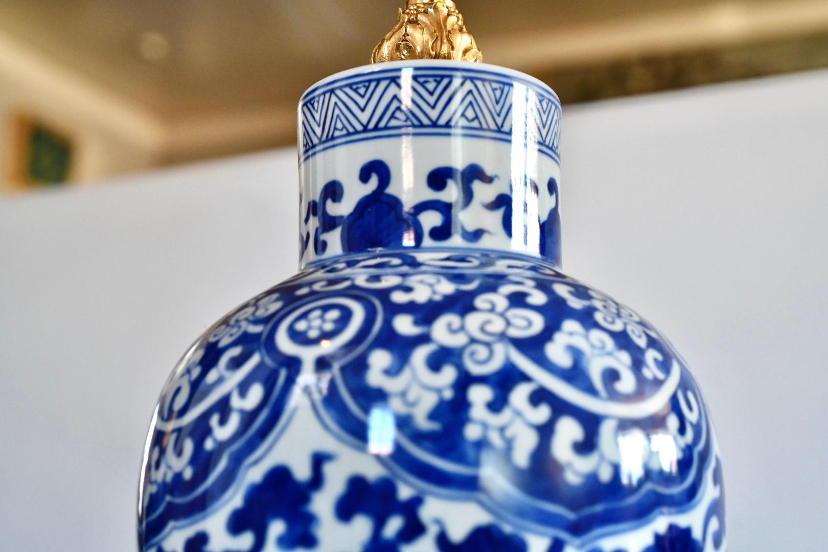 Paar Lampen aus blauem und weißem Porzellan mit fein gegossener vergoldeter Bronze 
Basen und Dekoration, jede Lampe installiert zwei e26 Sockel Sockel, an die Spitze der Porzellan-Vase 19 Zoll.
Lampenschirm nicht enthalten.