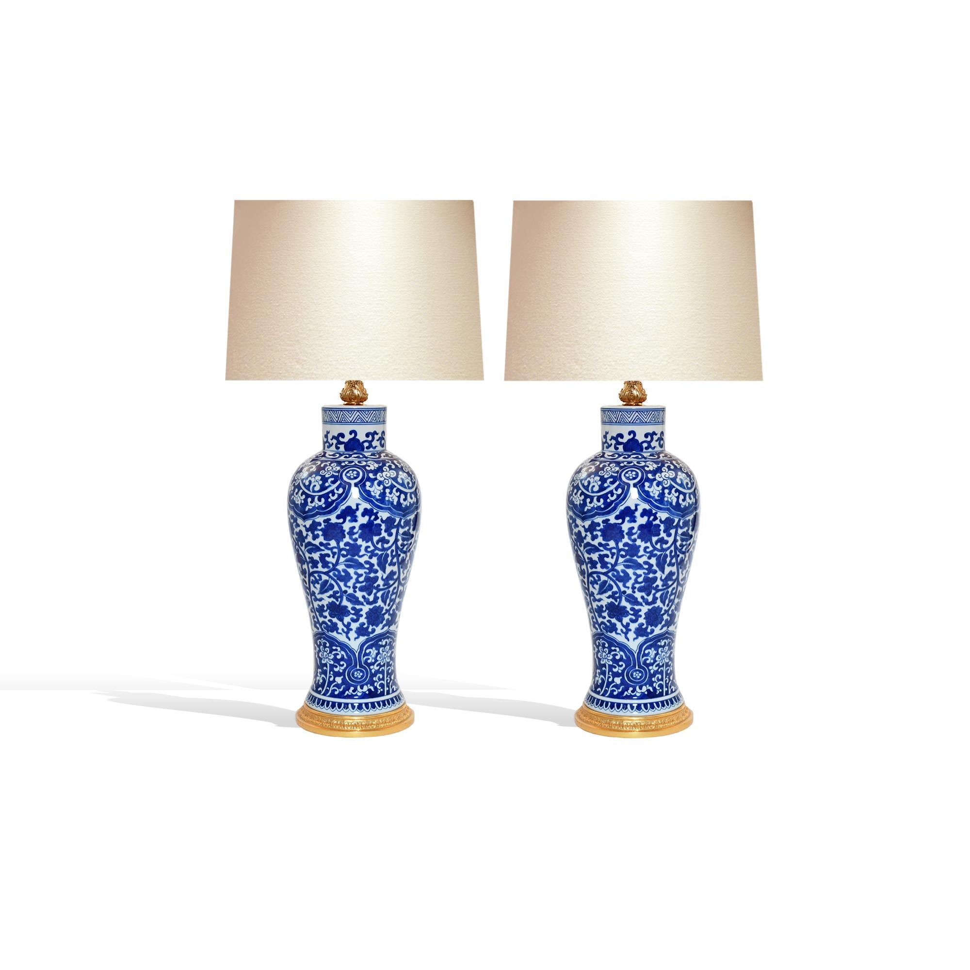 Blaue und weiße Lampen, Paar (20. Jahrhundert) im Angebot