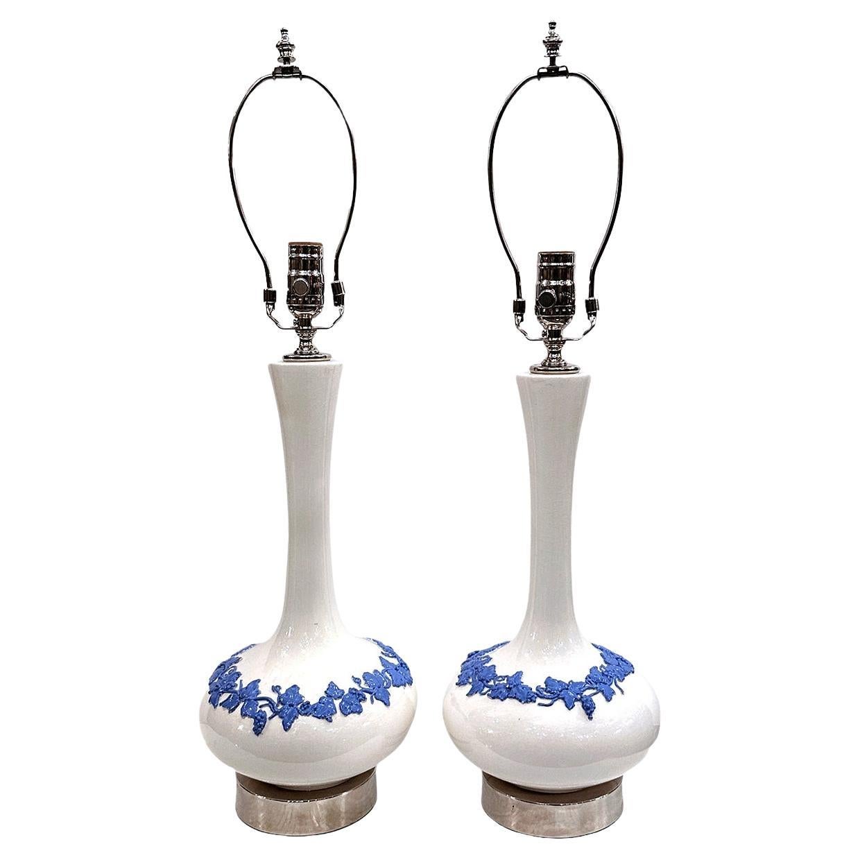 Paar blaue und weiße Lampen im Angebot