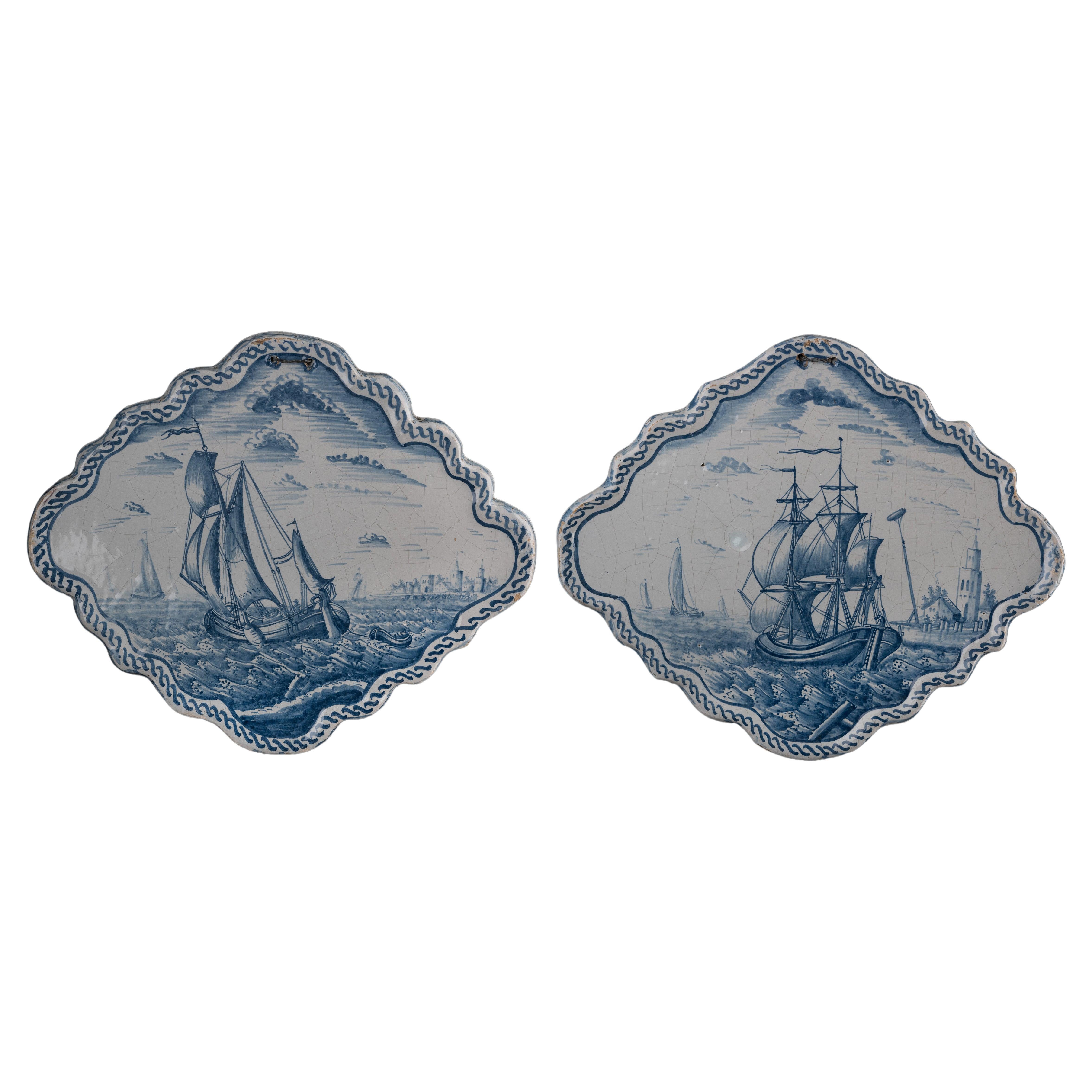 Paire de plaques bleues et blanches représentant des navires au large de la côte 1784-1800
