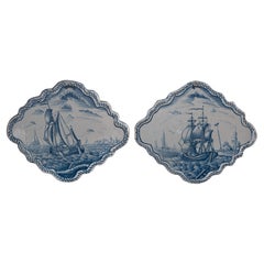Ein Paar blau-weiße Plaketten mit Schiffen vor der Küste 1784-1800