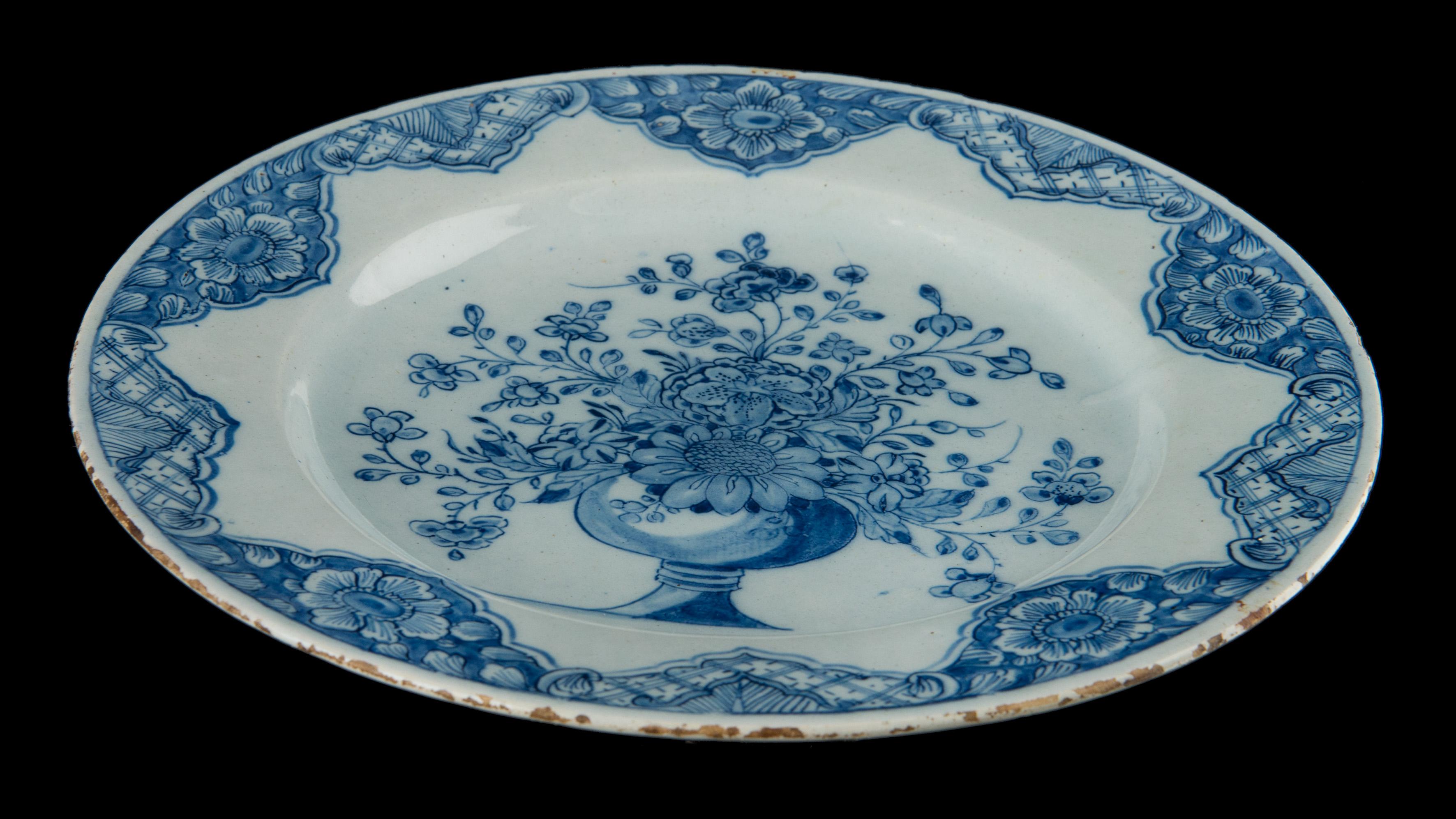  Niederländisches Delfter Porzellan, datiert 1760, Paar blaue und weiße Keramikteller mit Blumenvasen (Barock) im Angebot