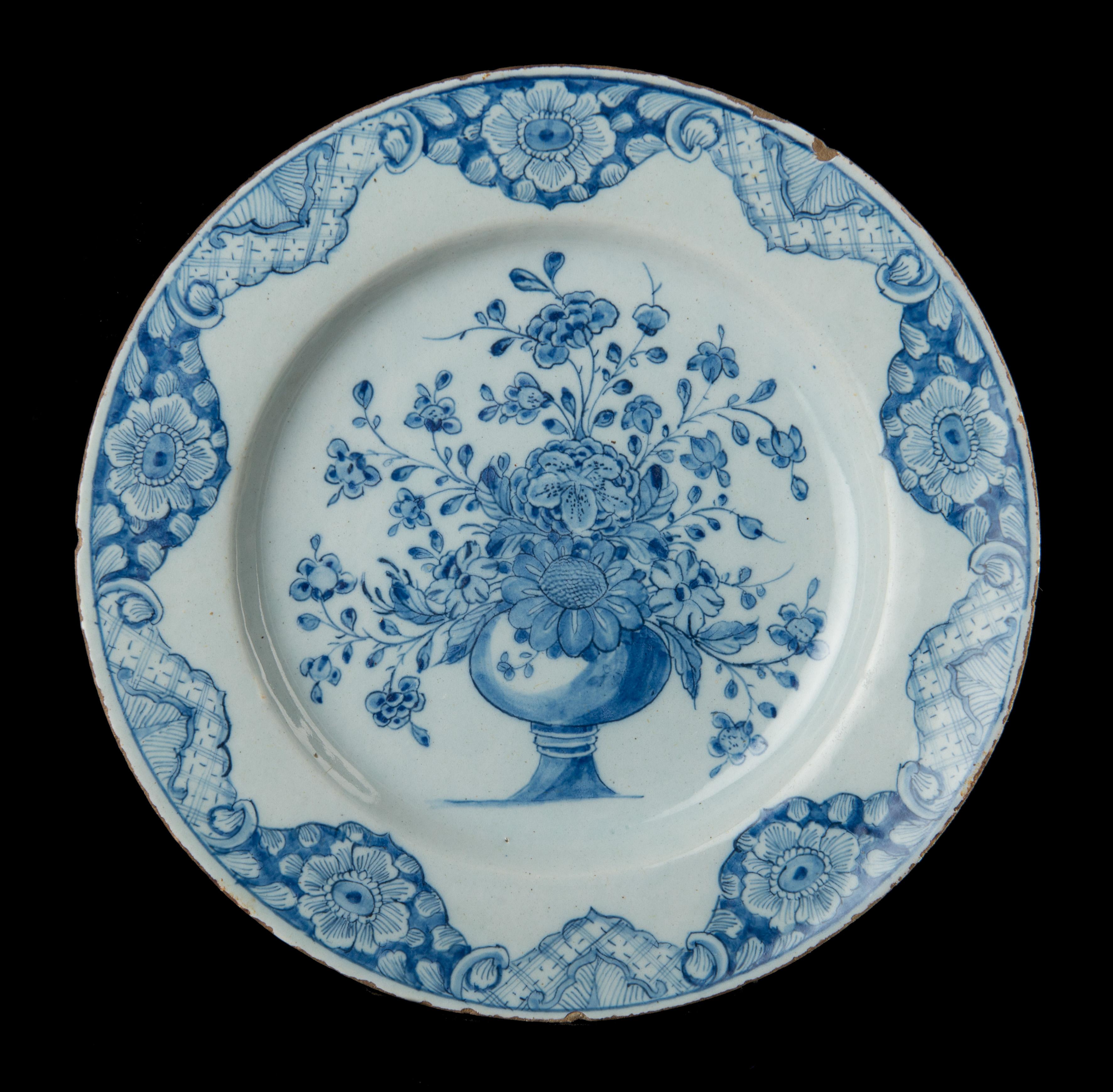  Niederländisches Delfter Porzellan, datiert 1760, Paar blaue und weiße Keramikteller mit Blumenvasen (Handbemalt) im Angebot