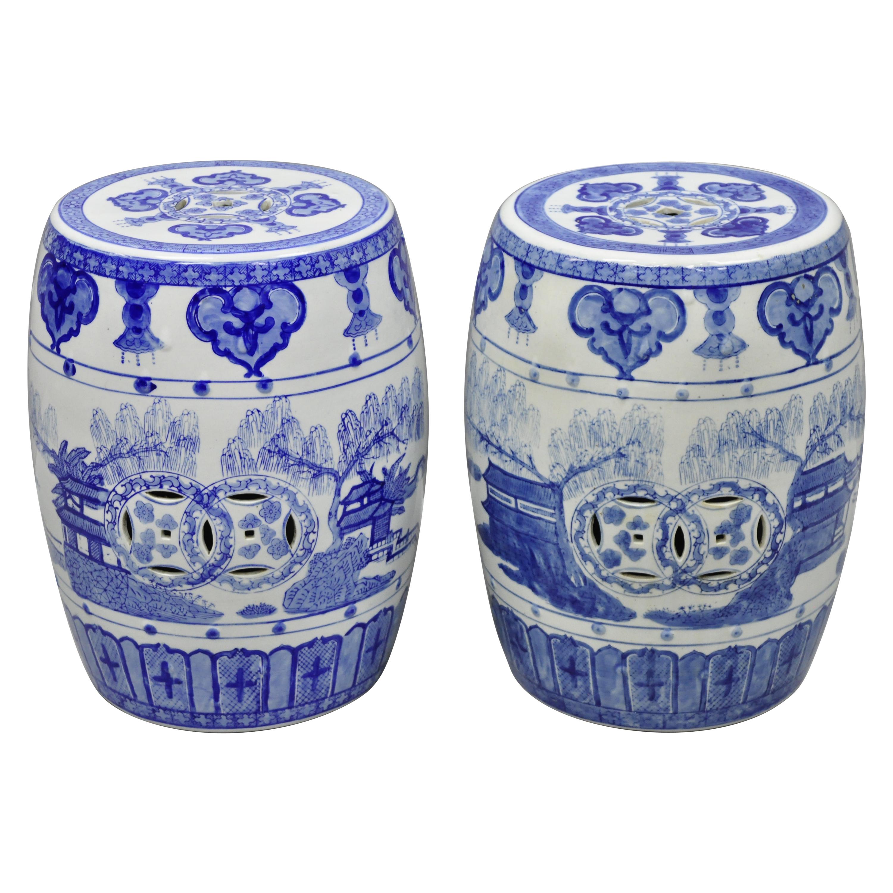 Paar chinesische orientalische Trommel-Gartenstühle aus blauem und weißem Porzellan