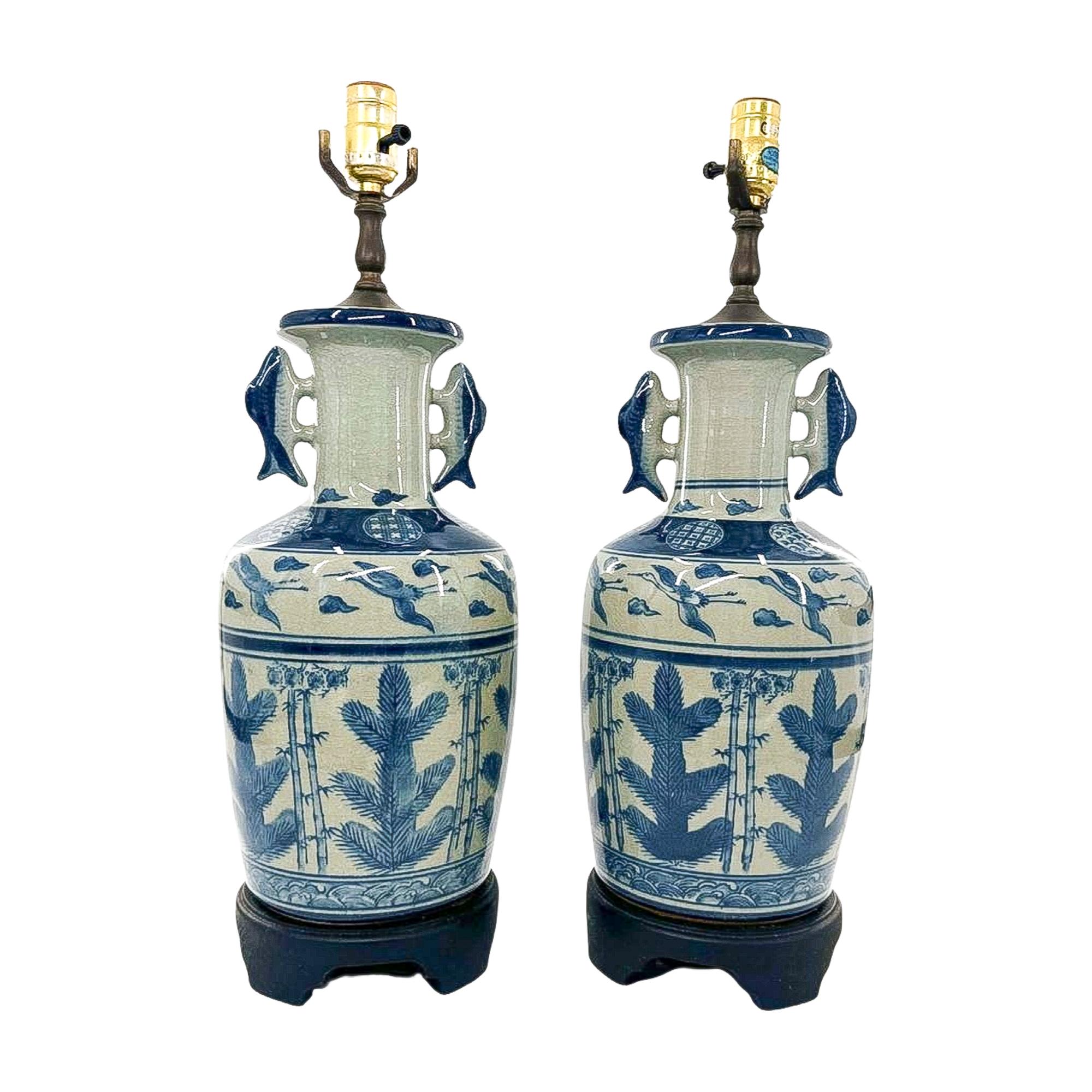 Exportation chinoise Paire de lampes à motifs de poissons et de hérons en porcelaine bleue et blanche en vente