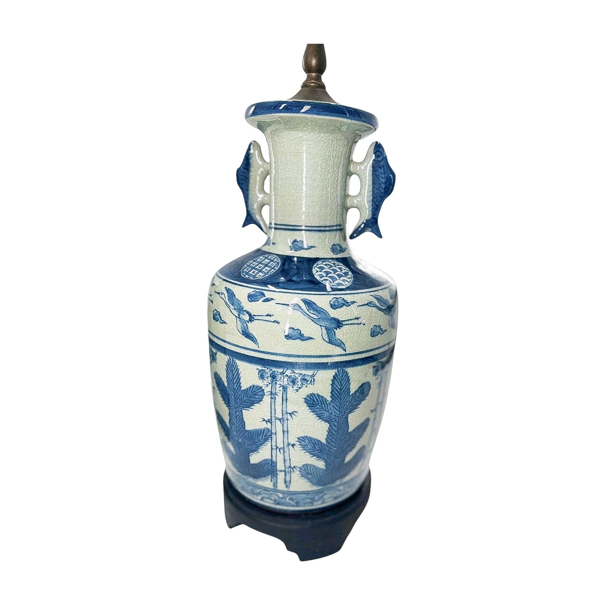 Asiatique Paire de lampes à motifs de poissons et de hérons en porcelaine bleue et blanche en vente
