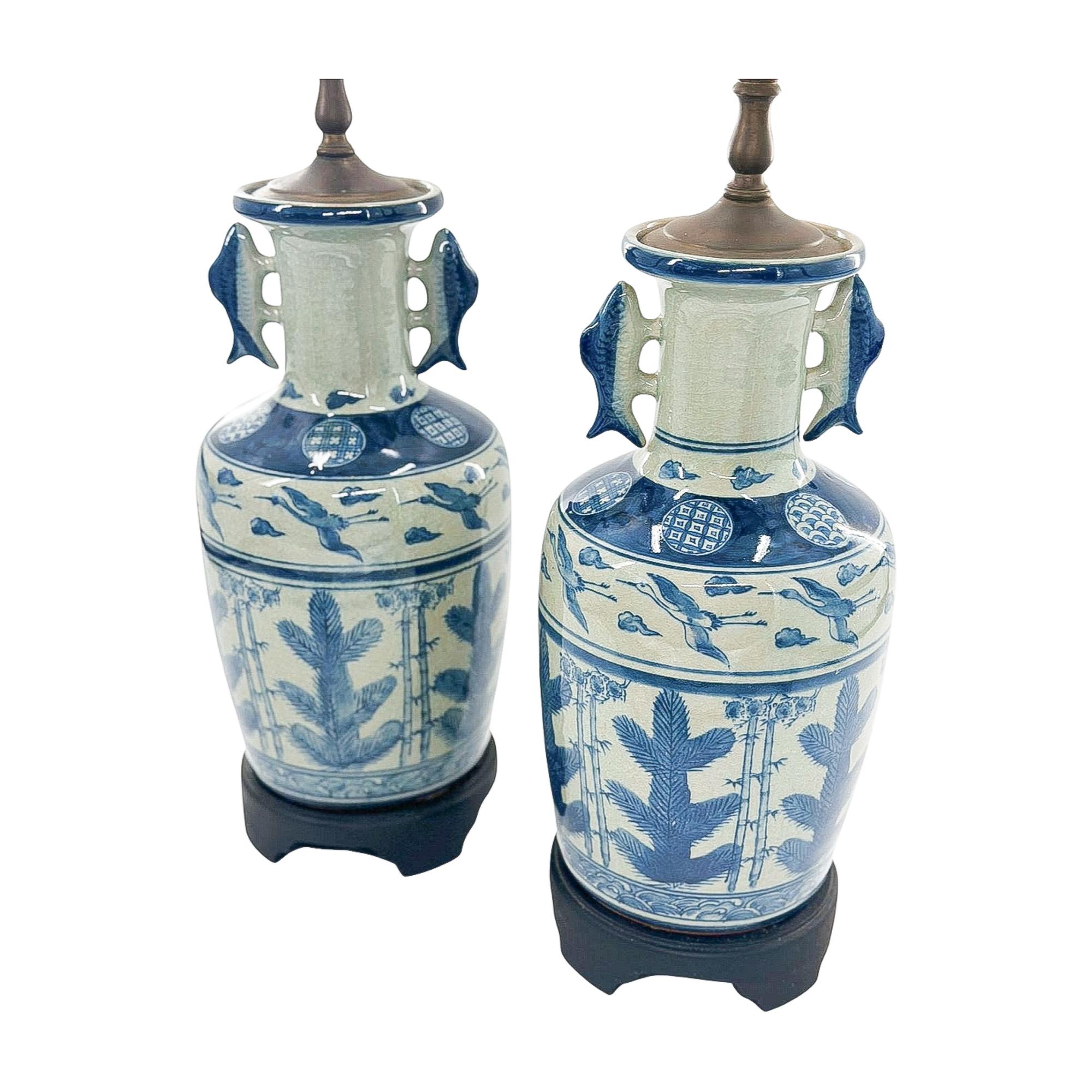 Peint à la main Paire de lampes à motifs de poissons et de hérons en porcelaine bleue et blanche en vente