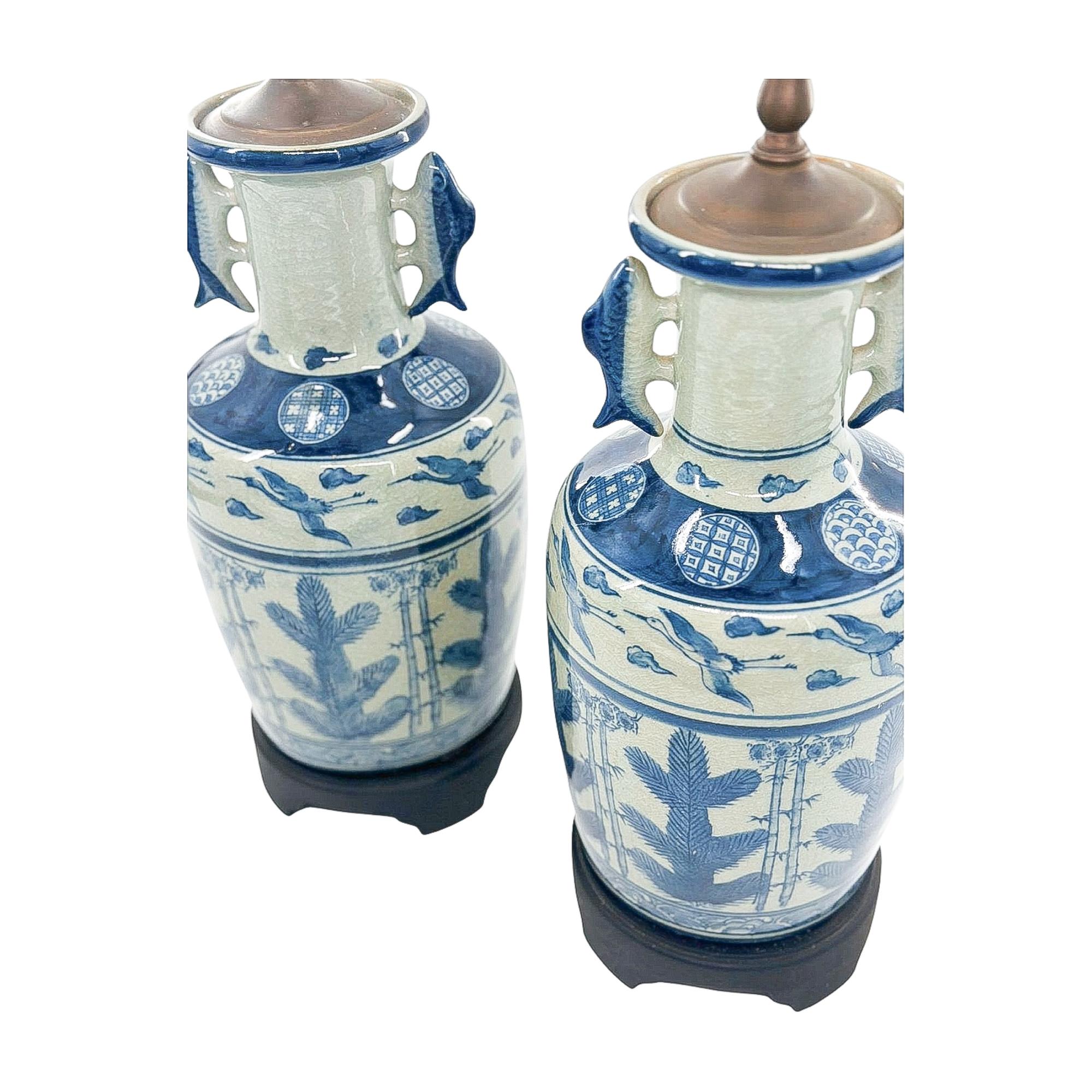 Paire de lampes à motifs de poissons et de hérons en porcelaine bleue et blanche Bon état - En vente à Sarasota, FL
