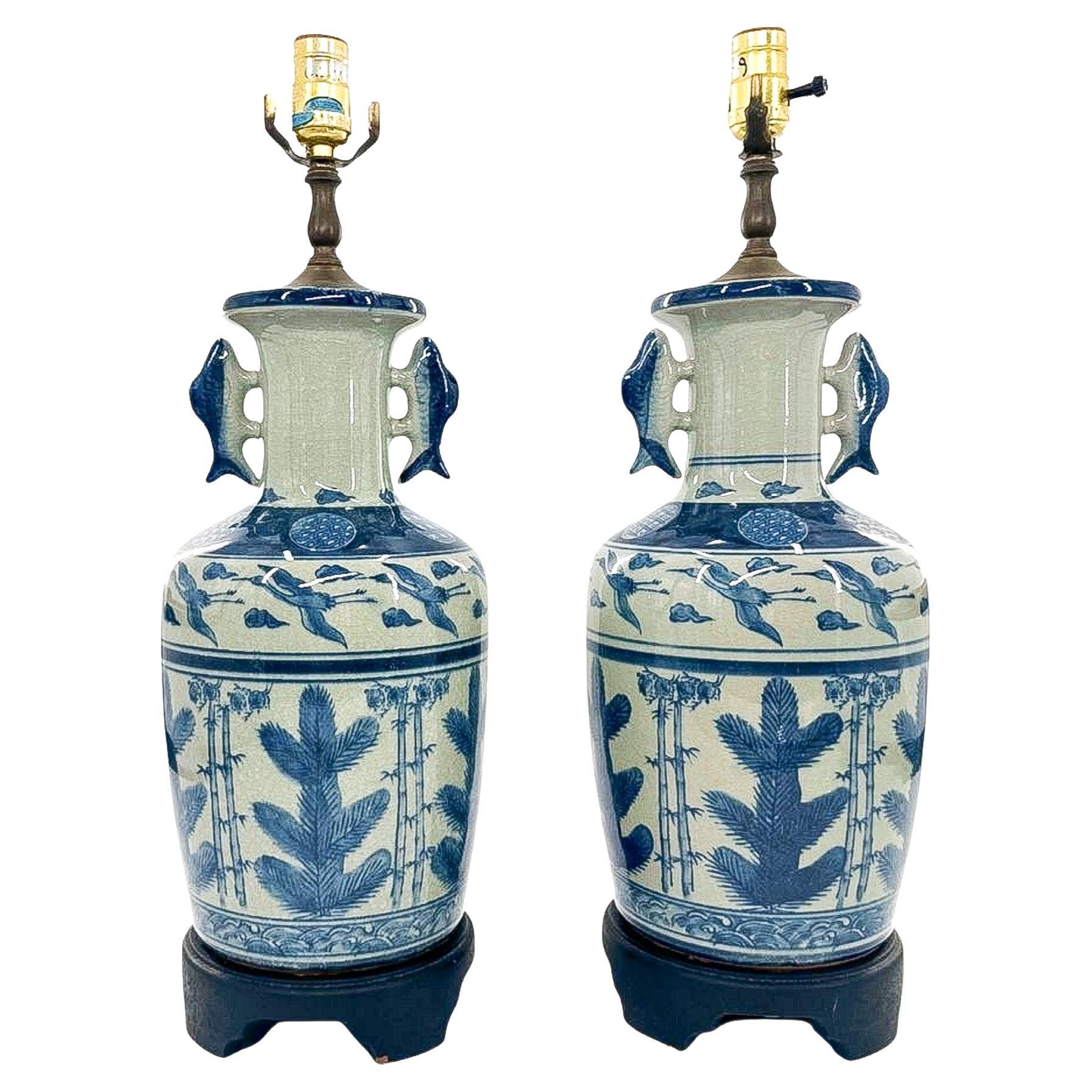 Paire de lampes à motifs de poissons et de hérons en porcelaine bleue et blanche en vente
