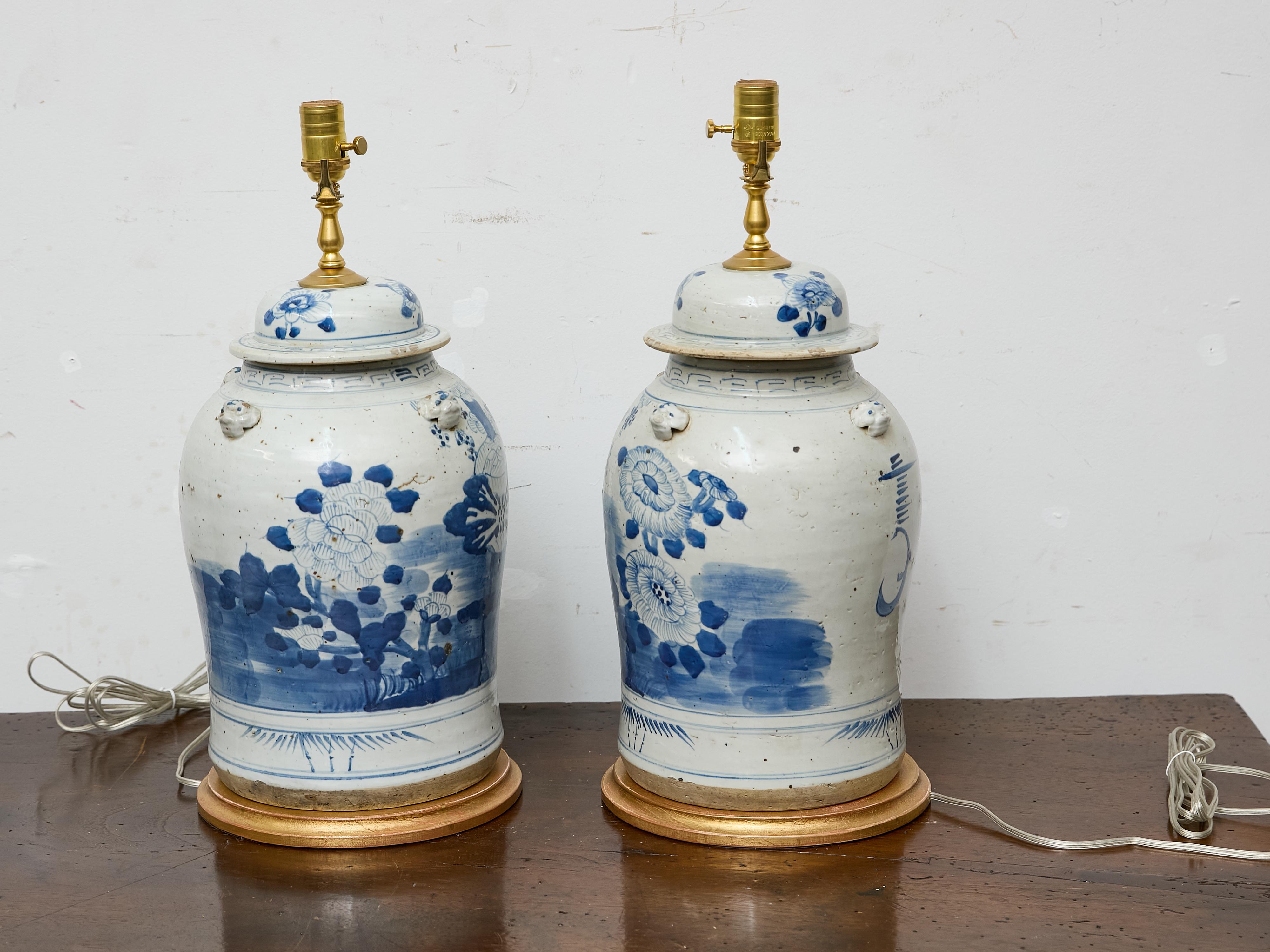 Ein Paar blau-weiße Porzellan-Tischlampen auf Sockeln aus Giltwood (Asiatisch) im Angebot