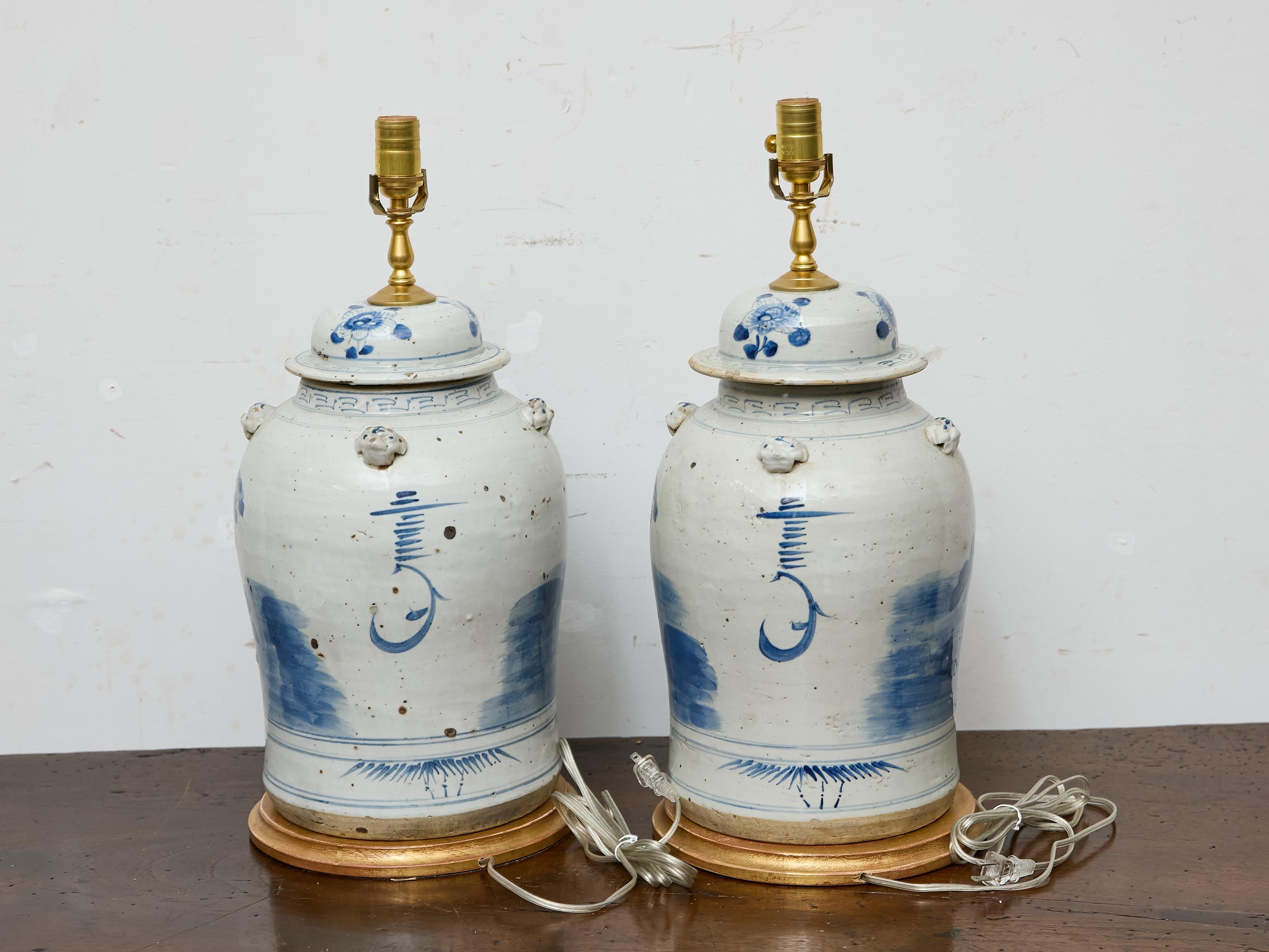 Ein Paar blau-weiße Porzellan-Tischlampen auf Sockeln aus Giltwood (Glasiert) im Angebot