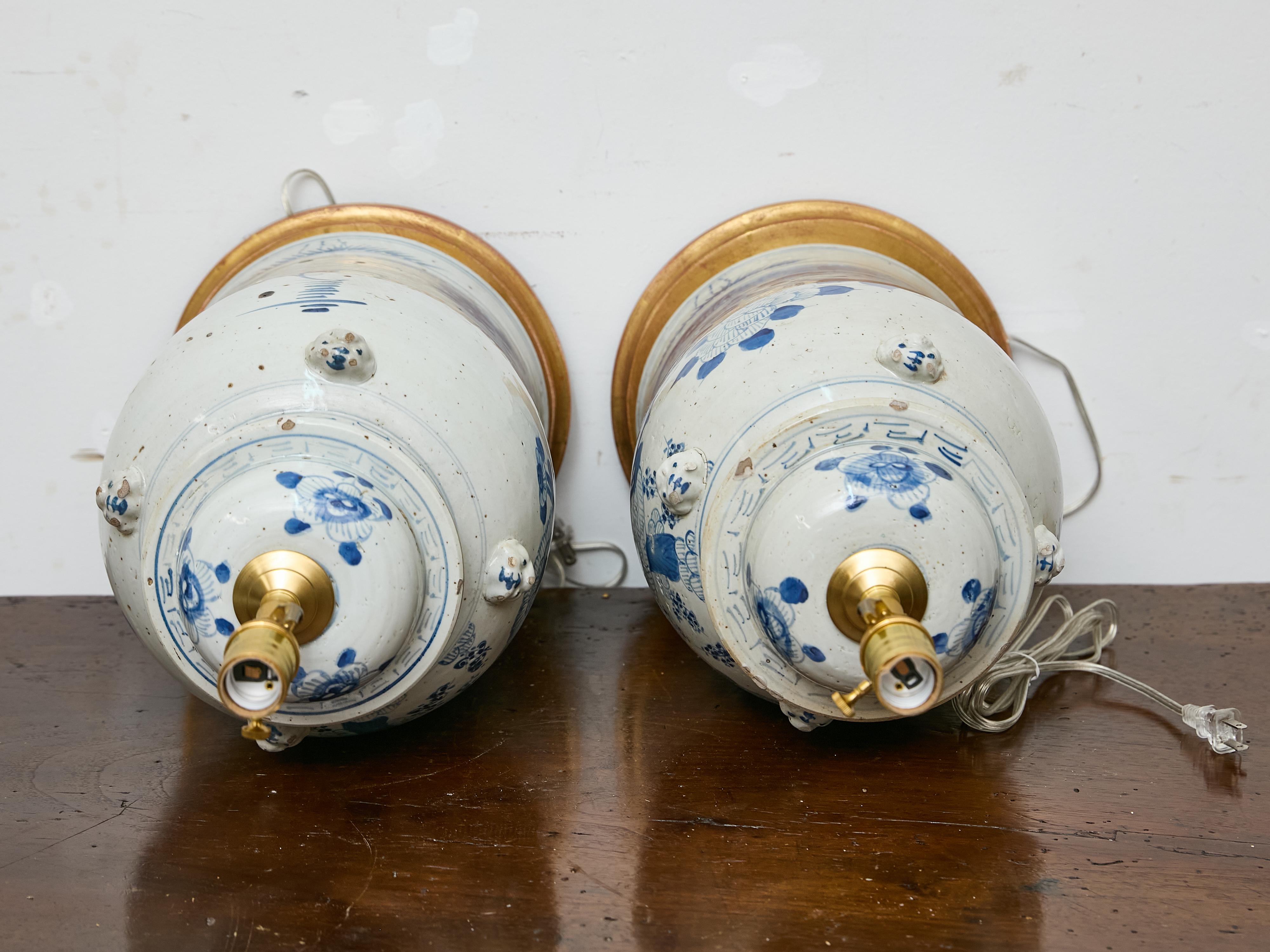 Ein Paar blau-weiße Porzellan-Tischlampen auf Sockeln aus Giltwood (21. Jahrhundert und zeitgenössisch) im Angebot