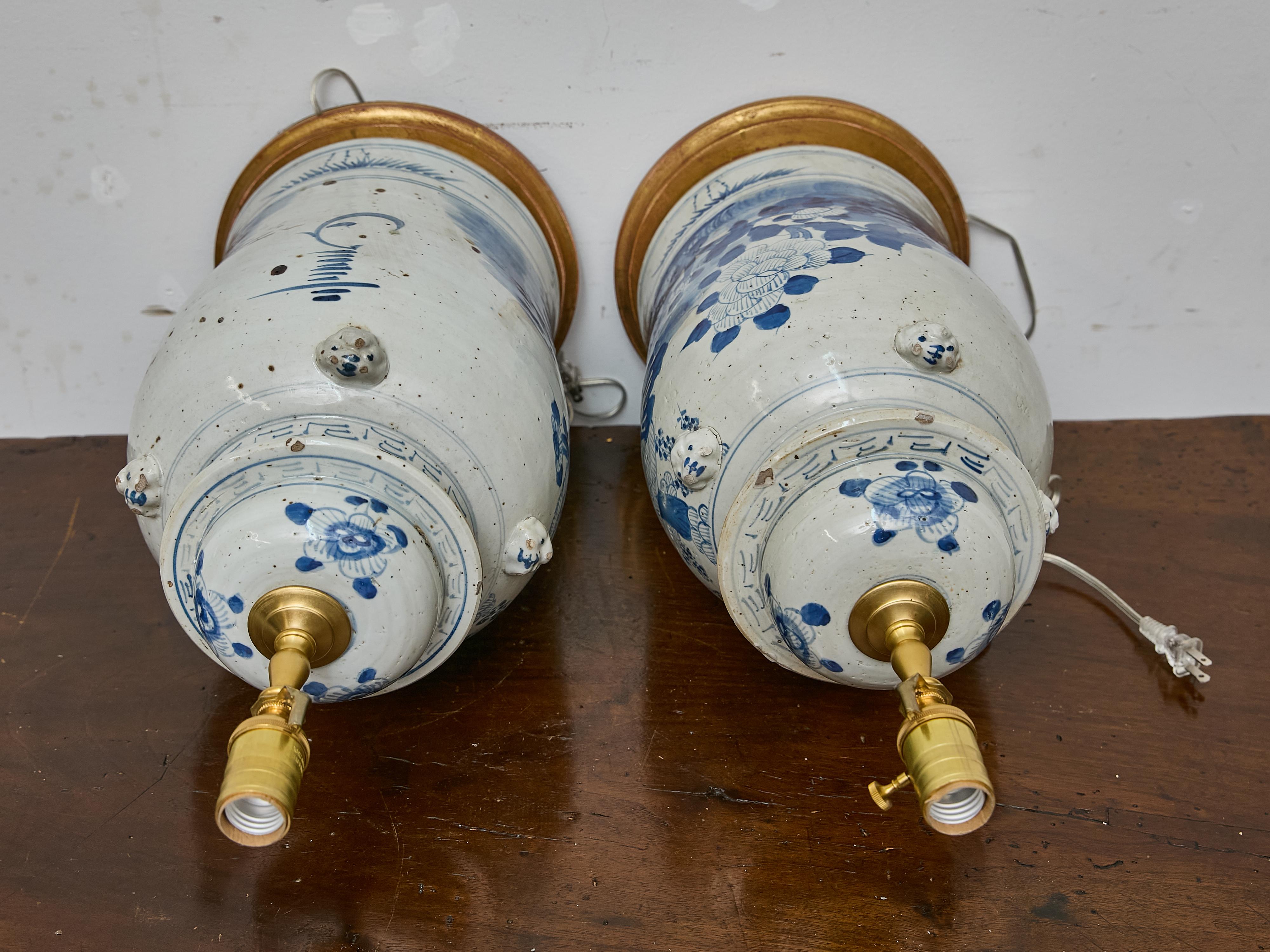 Ein Paar blau-weiße Porzellan-Tischlampen auf Sockeln aus Giltwood im Angebot 1
