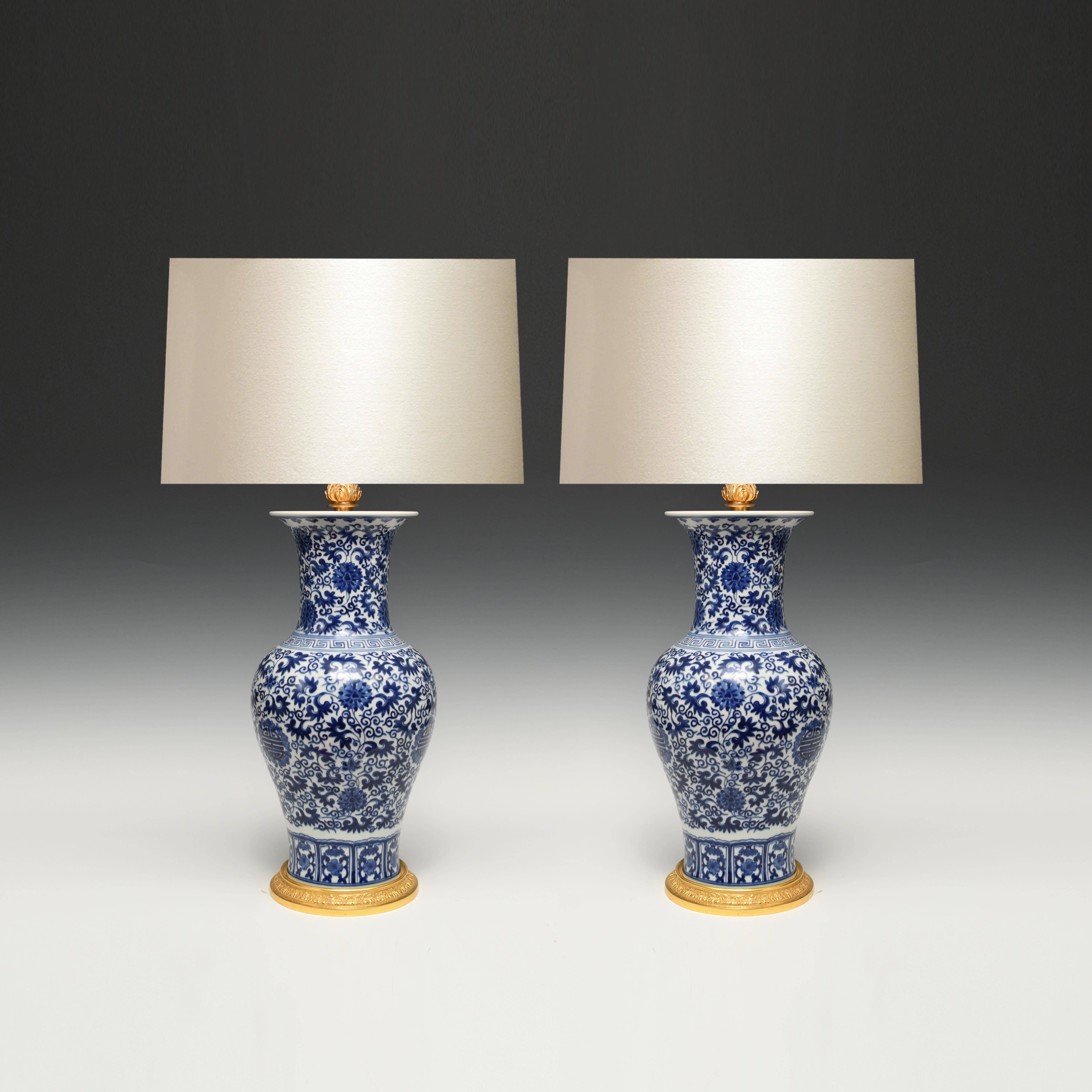 Paire de lampes en porcelaine fine peinte en bleu et blanc à décor de rinceaux floraux, bases en laiton doré.
Mesures : Jusqu'à la porcelaine 18.5