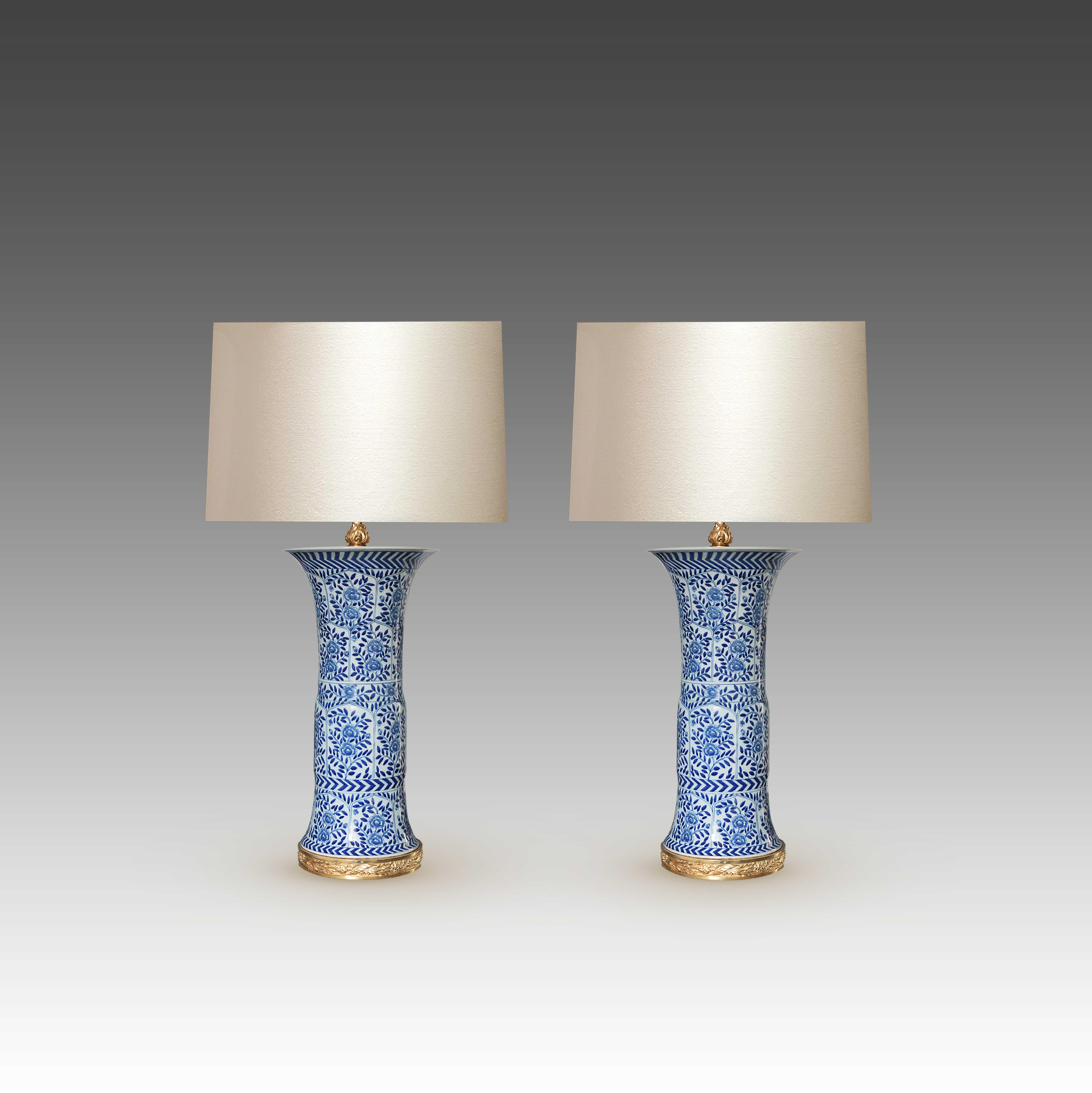 Paar fein gemalte Lampen aus blauem und weißem Porzellan und andere feine Sockel aus vergoldeter Bronze.
Bis zur Spitze der Porzellanvase: 20