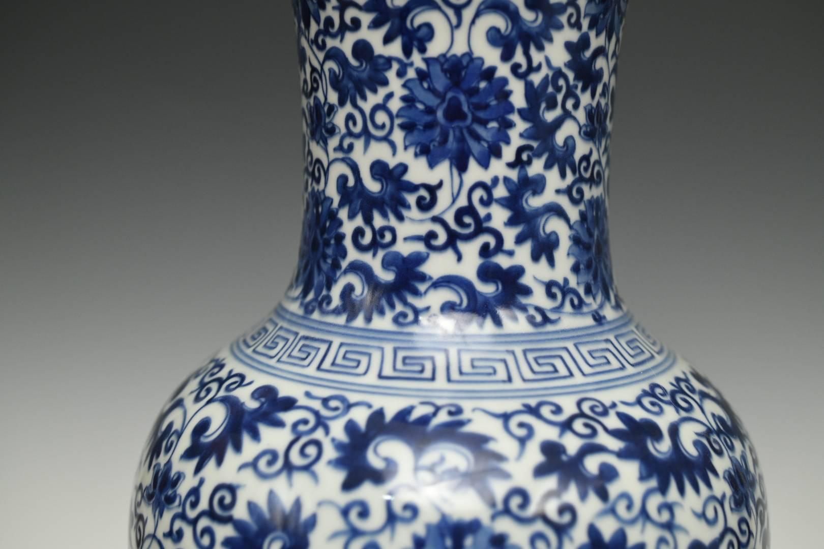 XXIe siècle et contemporain Paire de lampes en porcelaine bleue et blanche
