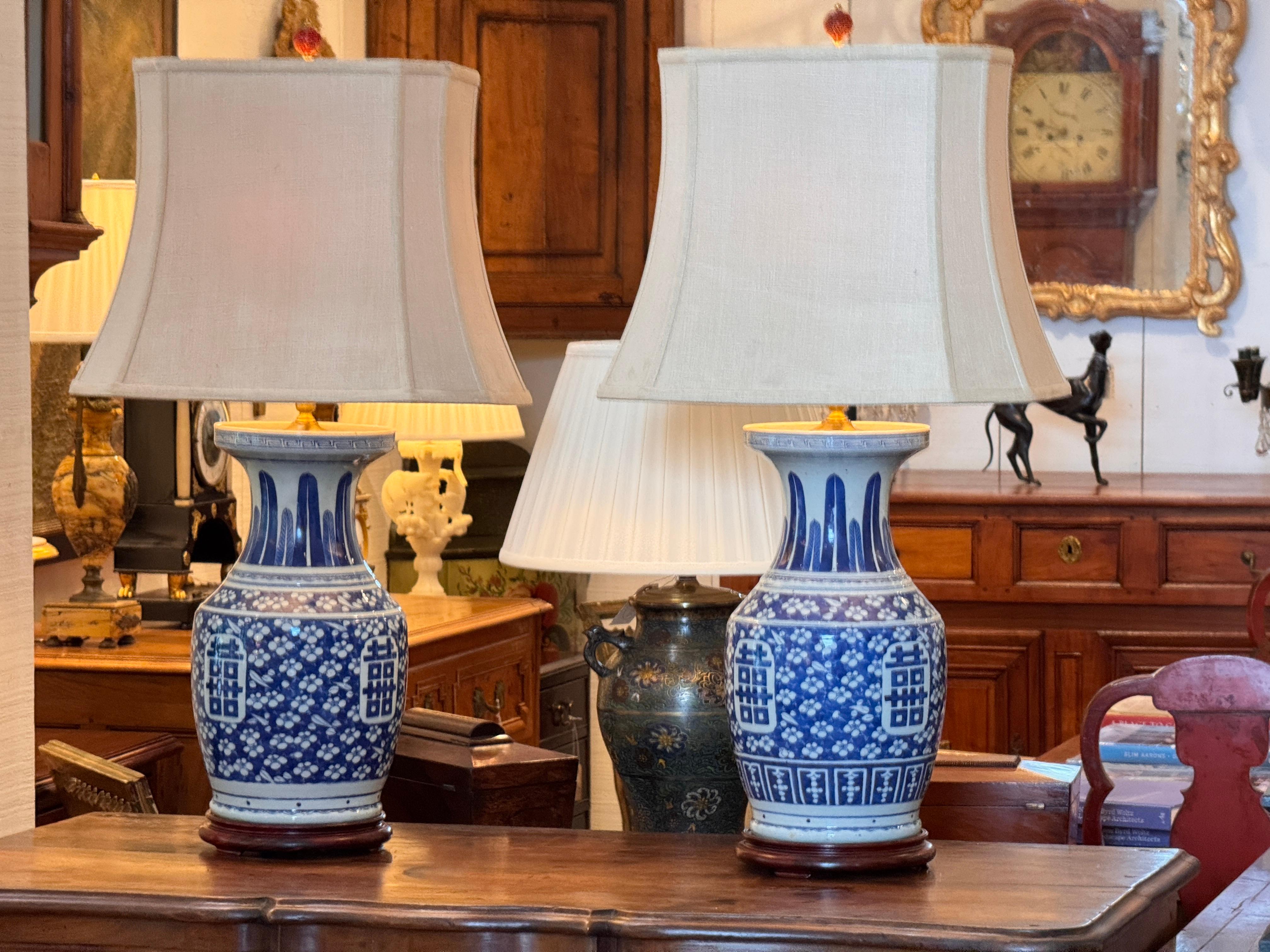 Chinois Paire de lampes en porcelaine bleue et blanche avec fleurs de cerisier et motif Shuangxi en vente