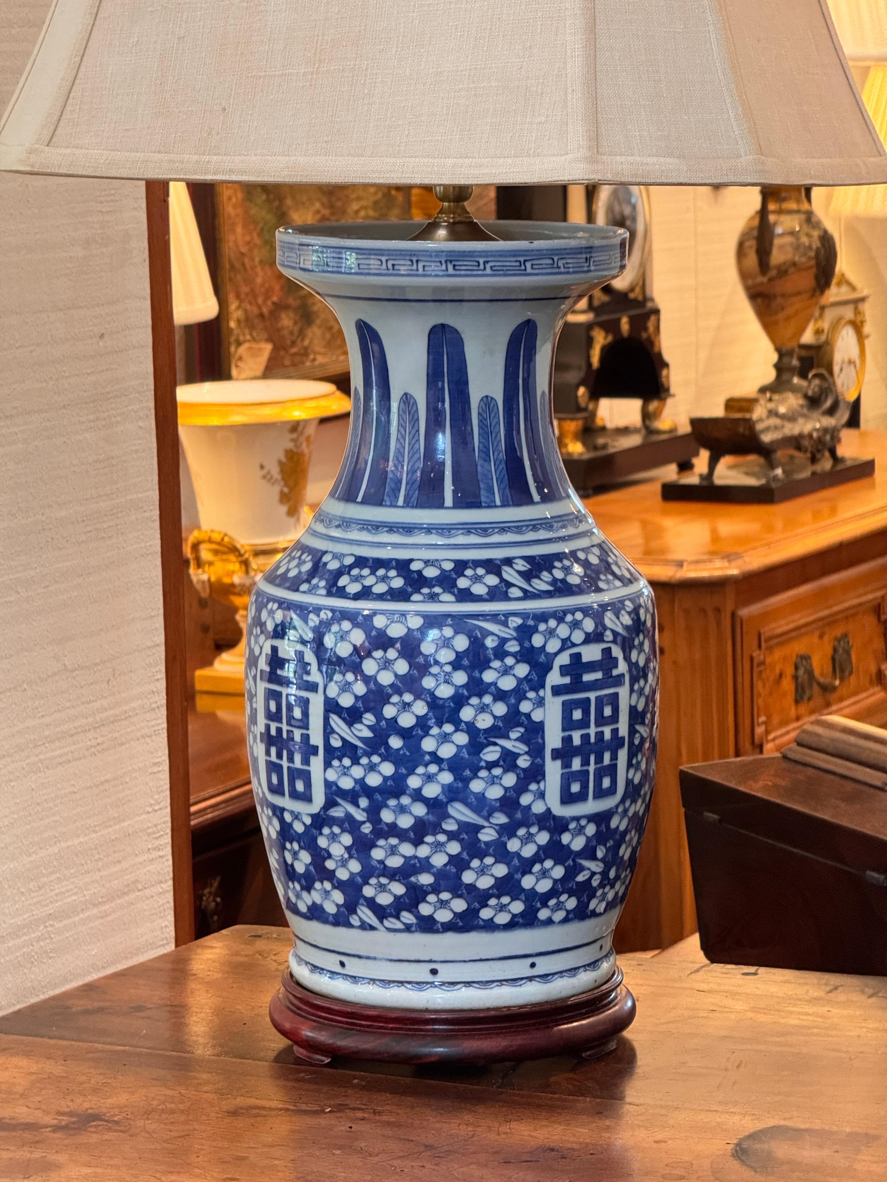 Paire de lampes en porcelaine bleue et blanche avec fleurs de cerisier et motif Shuangxi Bon état - En vente à Charlottesville, VA