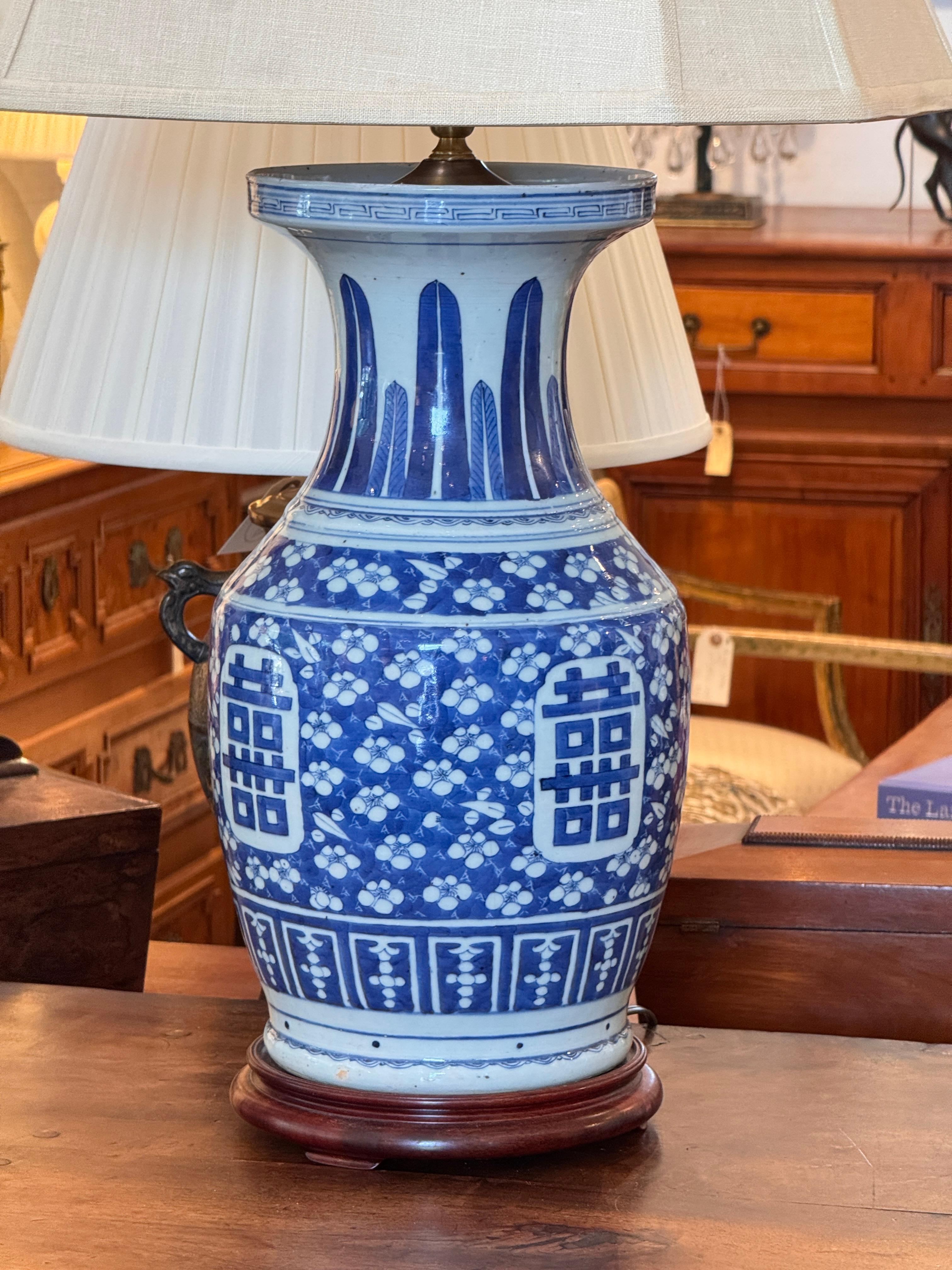 Milieu du XXe siècle Paire de lampes en porcelaine bleue et blanche avec fleurs de cerisier et motif Shuangxi en vente