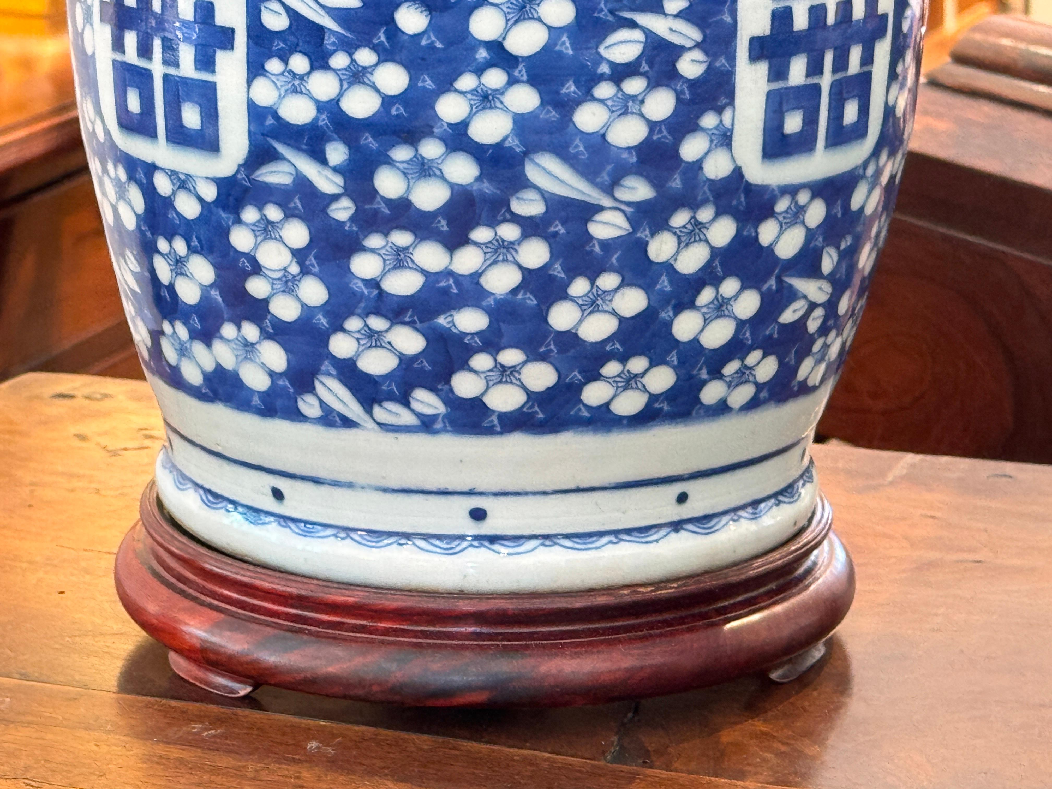 Porcelaine Paire de lampes en porcelaine bleue et blanche avec fleurs de cerisier et motif Shuangxi en vente