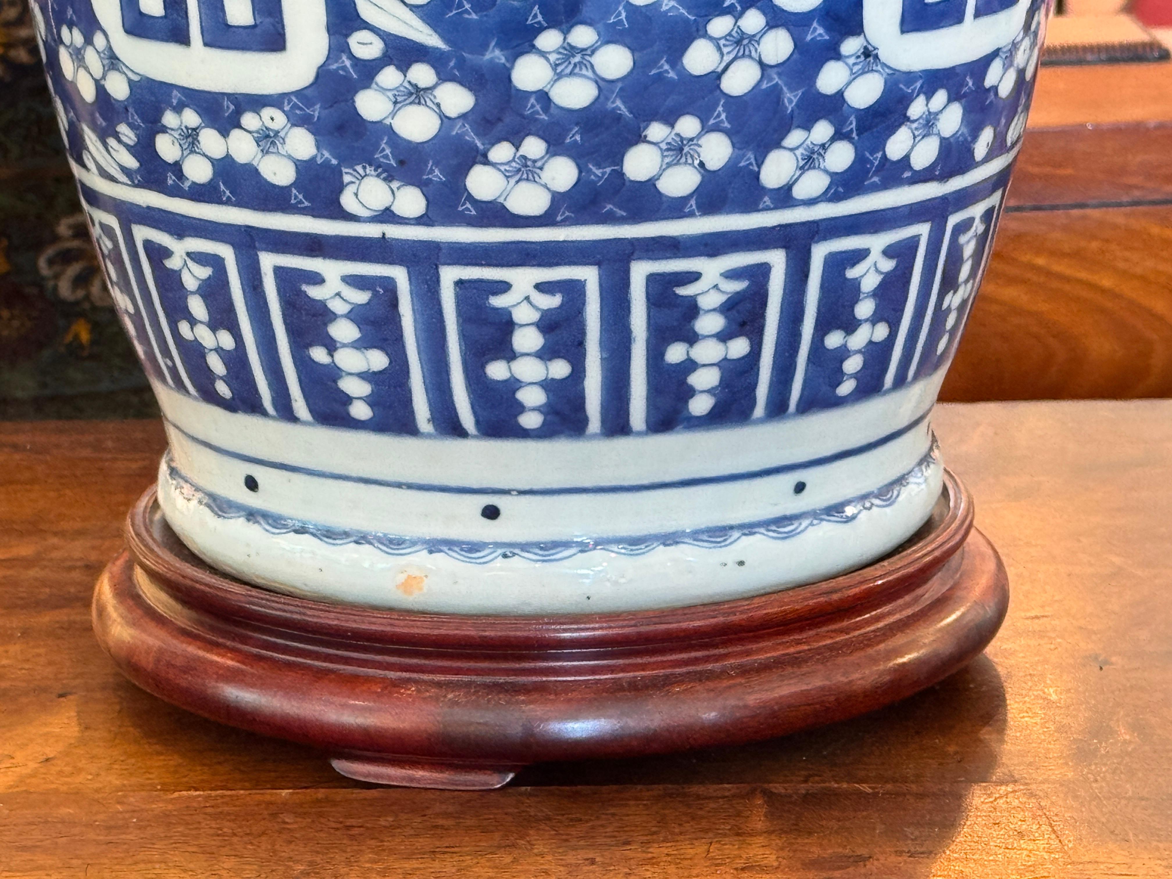 Paire de lampes en porcelaine bleue et blanche avec fleurs de cerisier et motif Shuangxi en vente 1