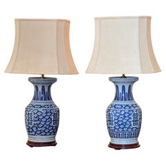 Pareja de Lámparas de Porcelana Azul y Blanca con Flor de Cerezo y Motivo Shuangxi