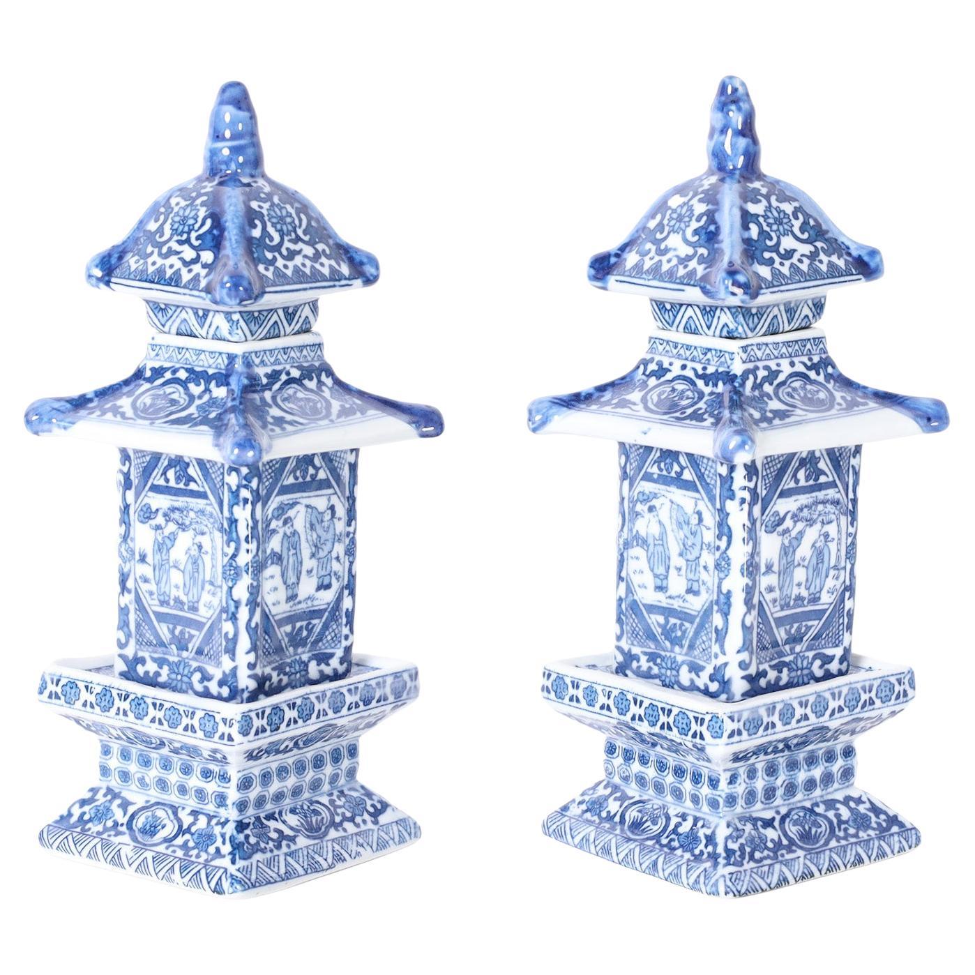 Coppia di vaschette da tè con coperchio a forma di pagoda in porcellana blu e bianca