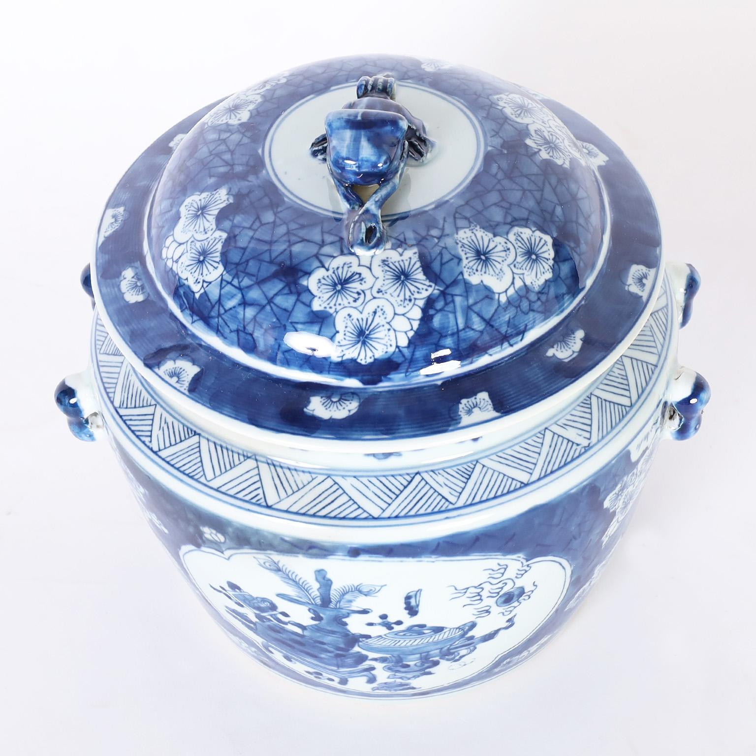 Chinese Export Pair of Blue and White Porcelain Lidded Pots