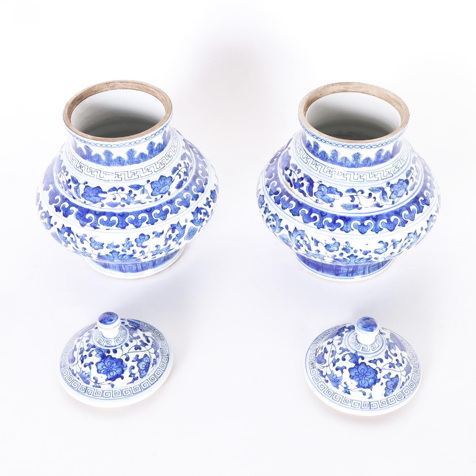 Chinese Export Pair of Blue and White Porcelain Lidded Urns For Sale