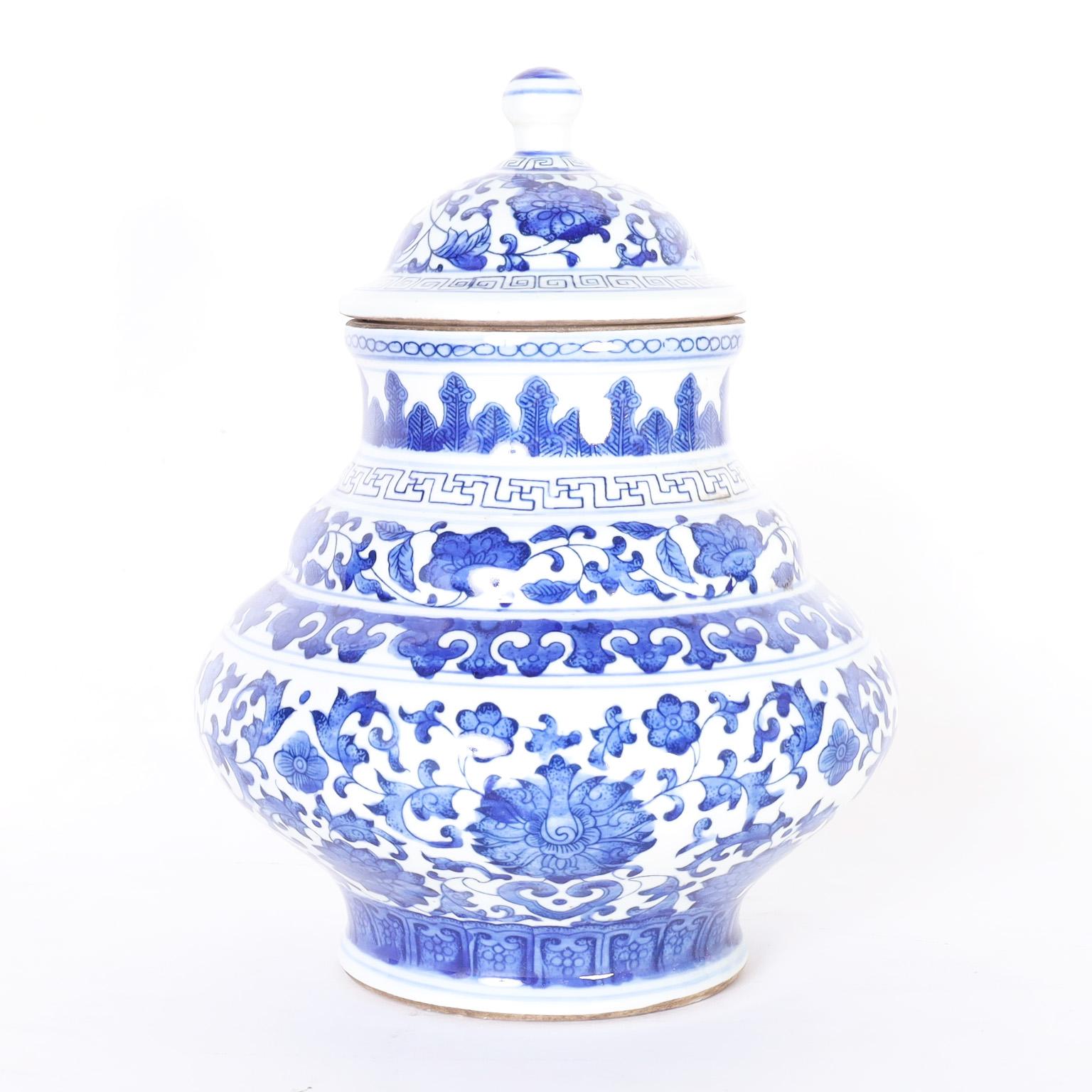 Chinese Pair of Blue and White Porcelain Lidded Urns For Sale