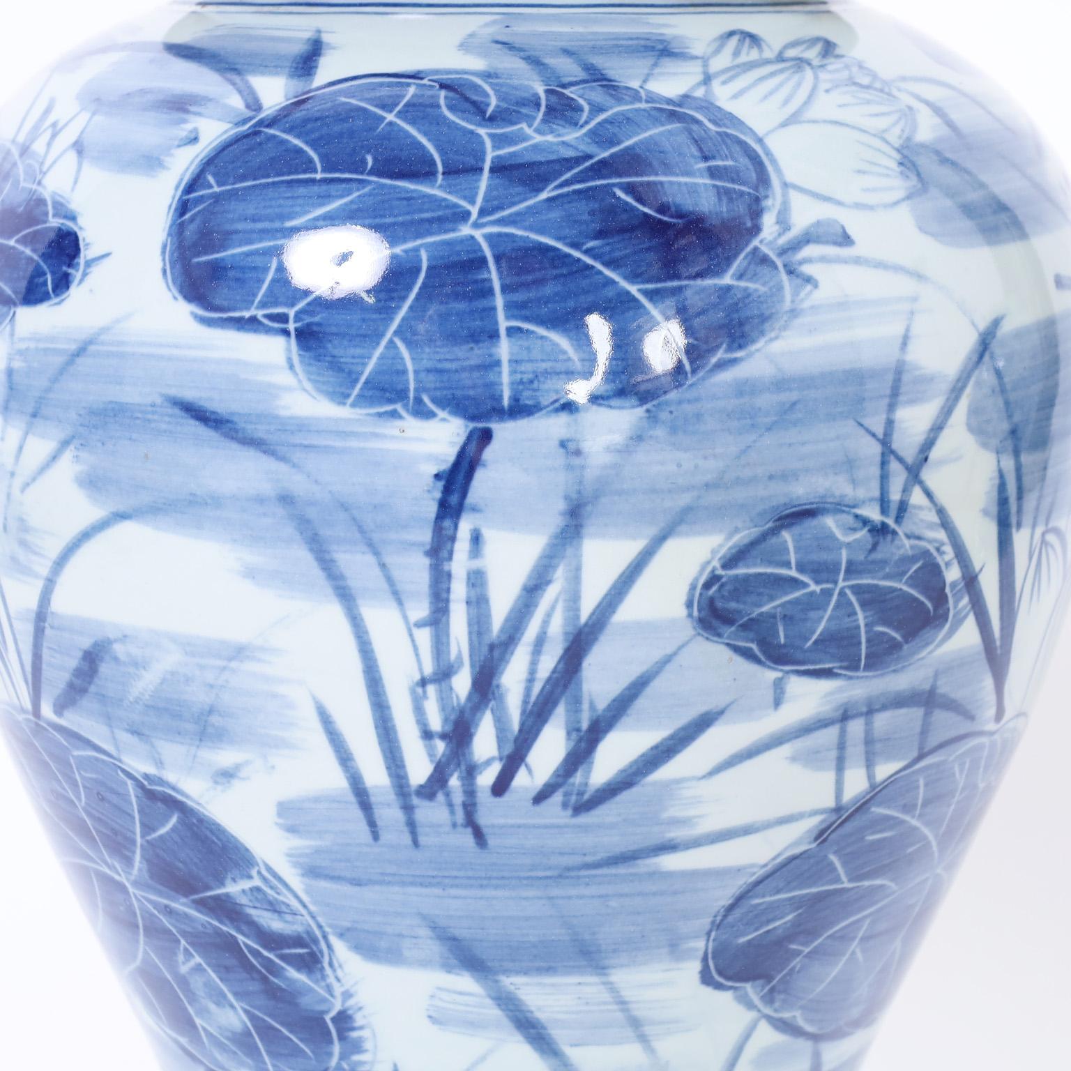 XXIe siècle et contemporain Paire d'urnes à couvercle en porcelaine bleue et blanche avec lys en vente