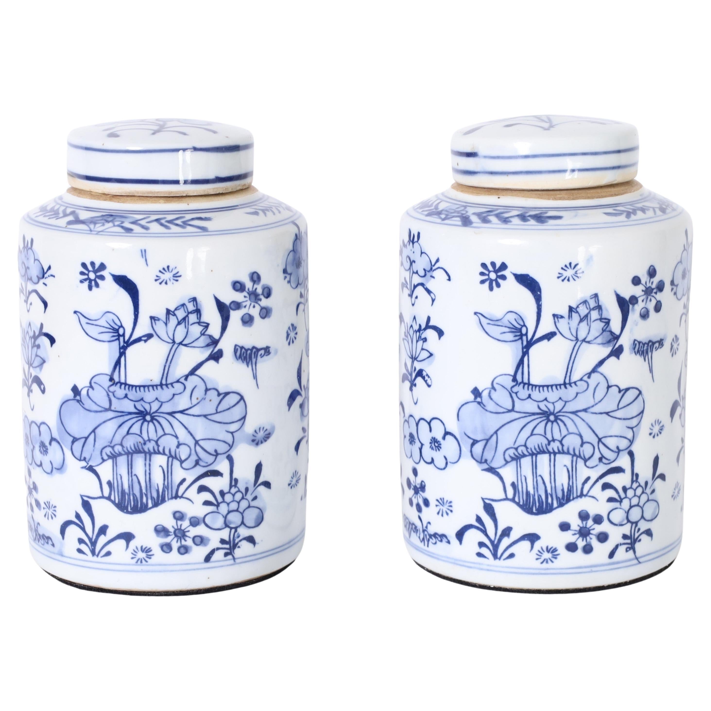Paire de pots à gingembre lotus en porcelaine bleue et blanche
