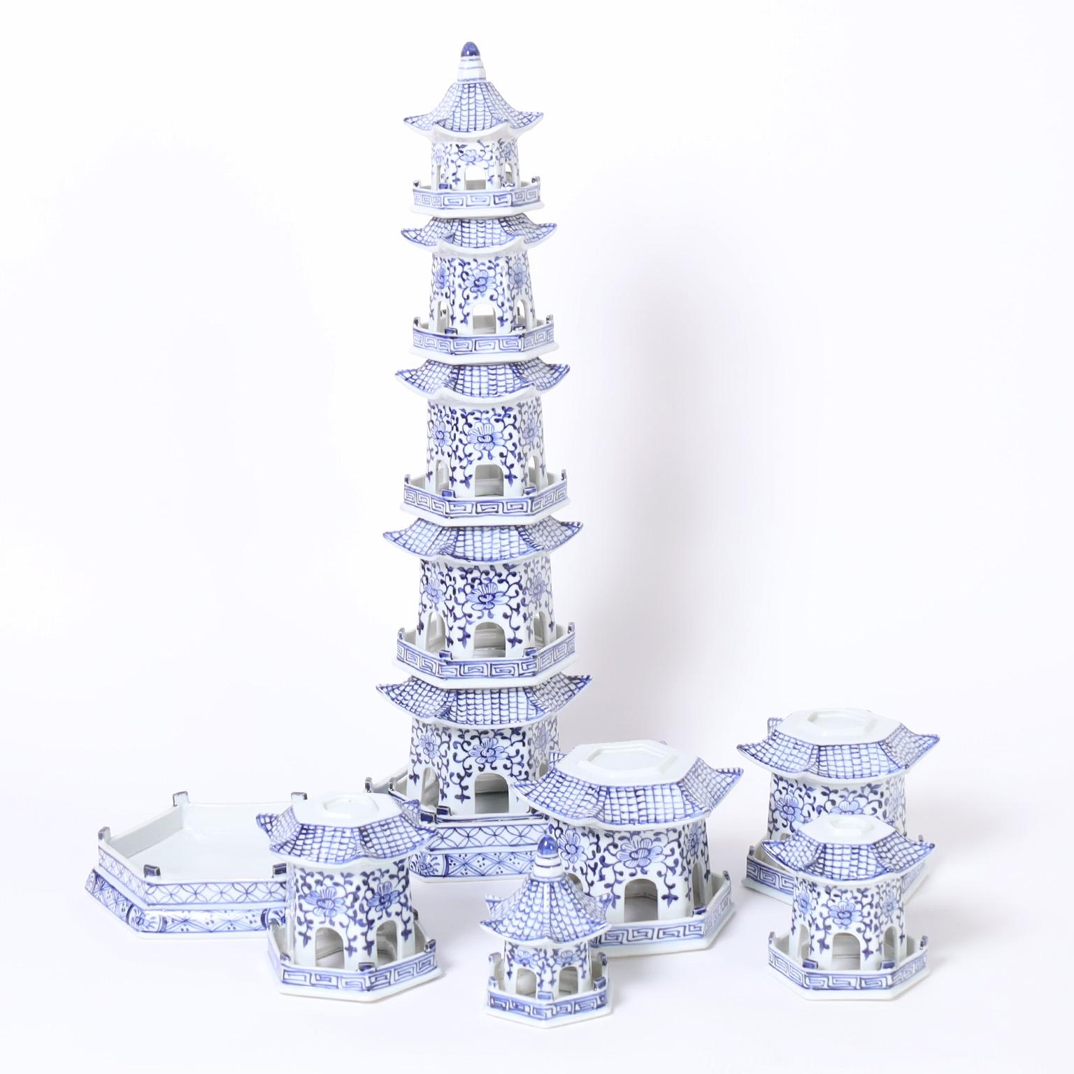 Smaltato Coppia di torri pagoda in porcellana blu e bianca in vendita