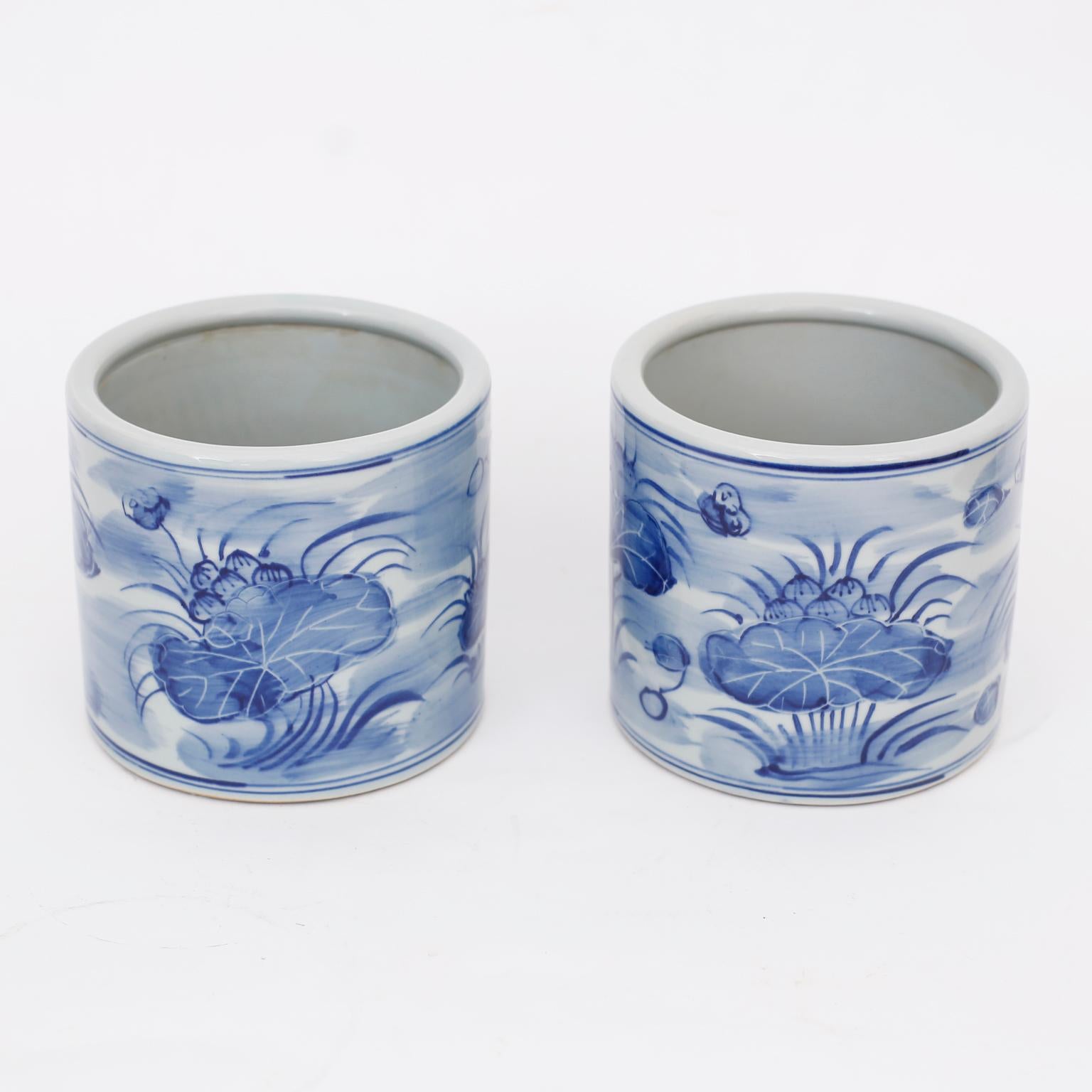 Pair of Chinese blue and white porcelain pots, in the Chinese export style, hand decorated with a bold water lily motif.