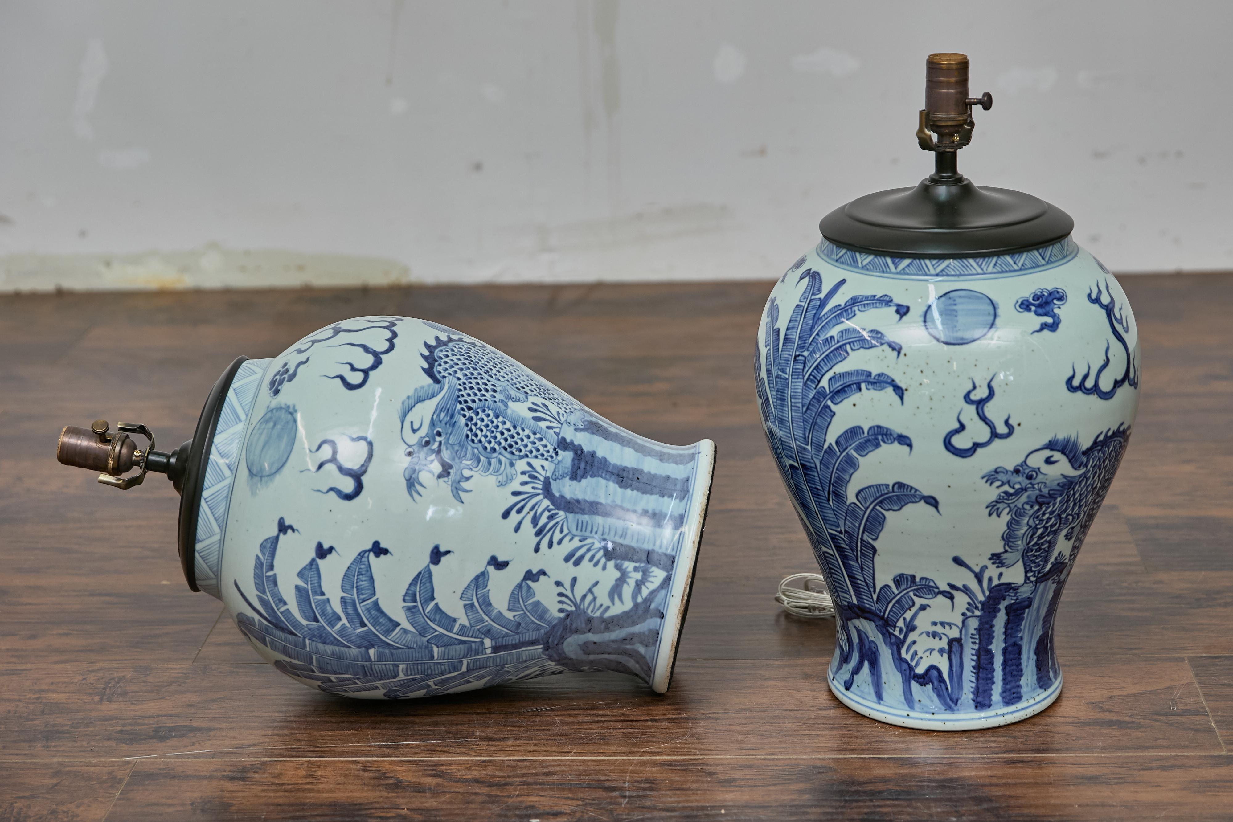 Coppia di lampade da tavolo Qilin Altar Vessels in porcellana bianca e blu - USA Wired in vendita 4