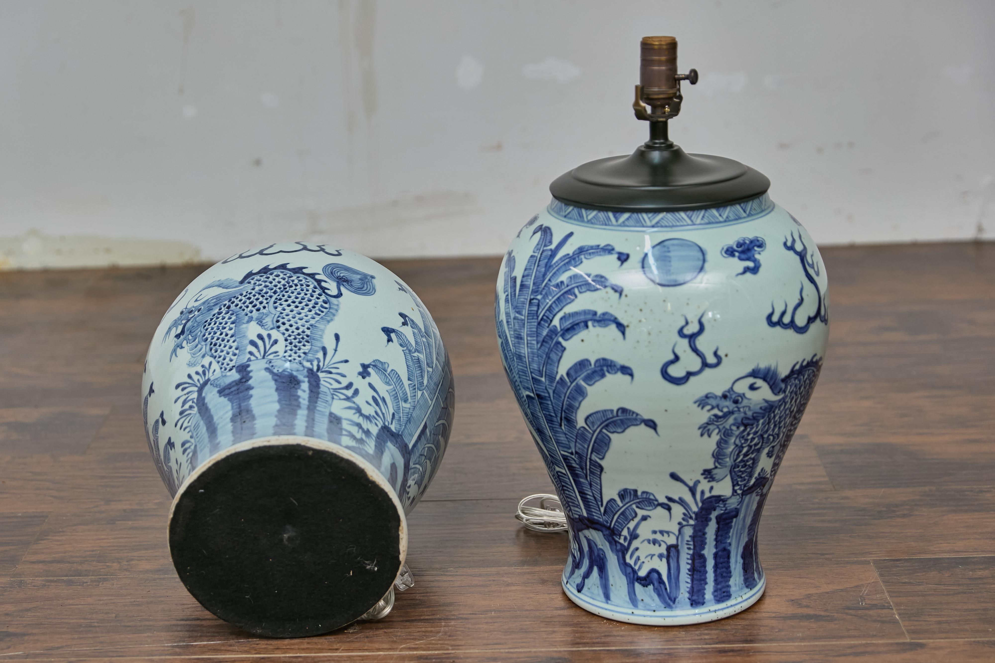 Coppia di lampade da tavolo Qilin Altar Vessels in porcellana bianca e blu - USA Wired in vendita 5
