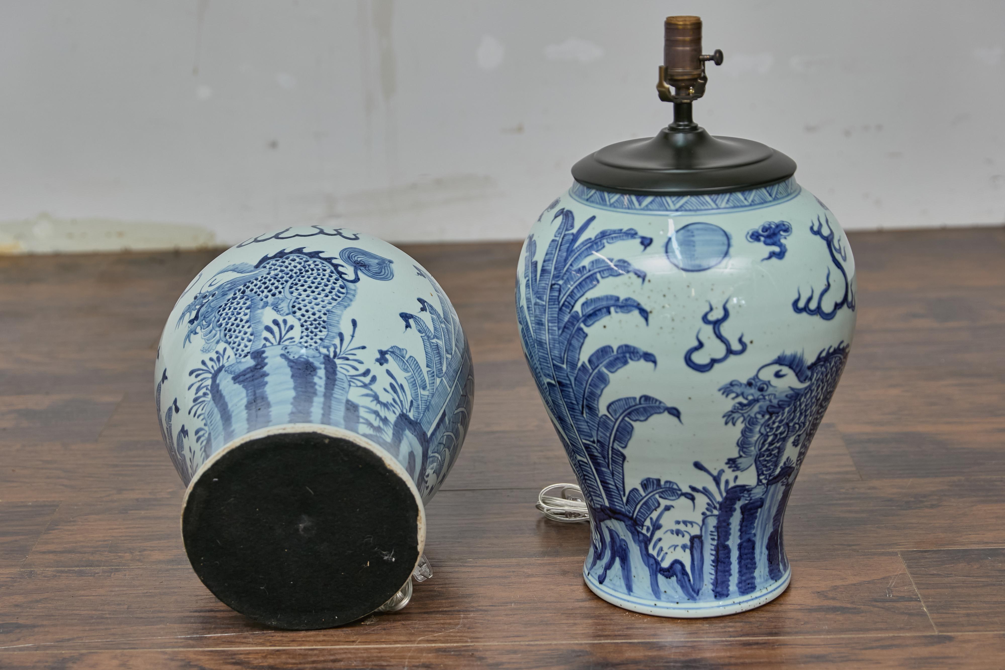 Coppia di lampade da tavolo Qilin Altar Vessels in porcellana bianca e blu - USA Wired in vendita 6