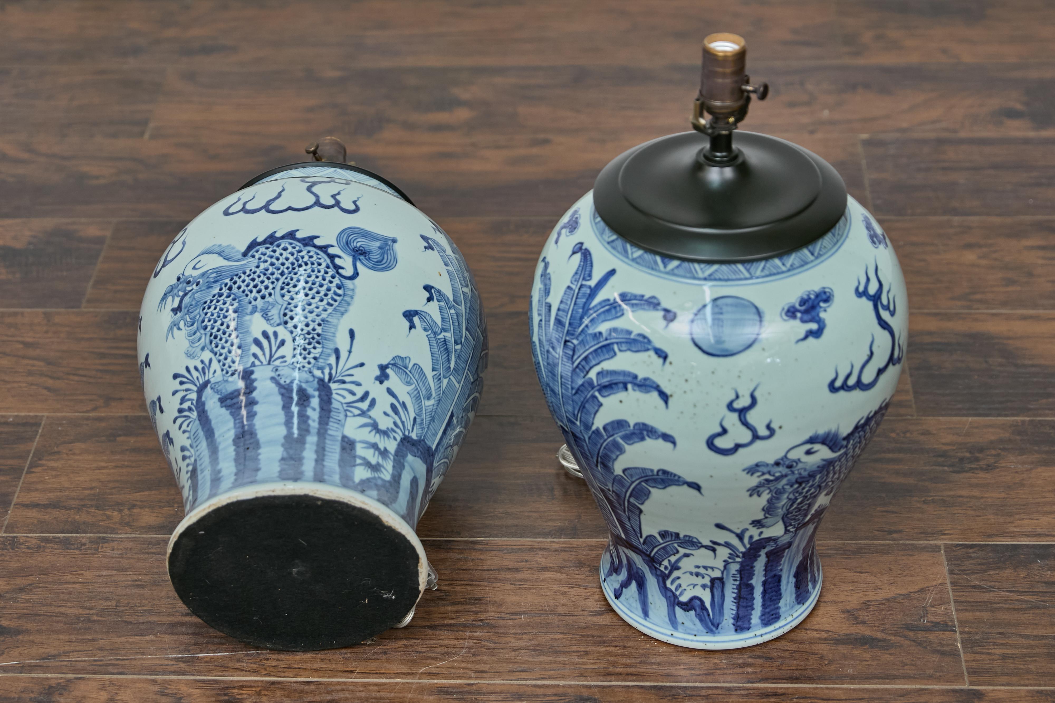 Coppia di lampade da tavolo Qilin Altar Vessels in porcellana bianca e blu - USA Wired in vendita 7