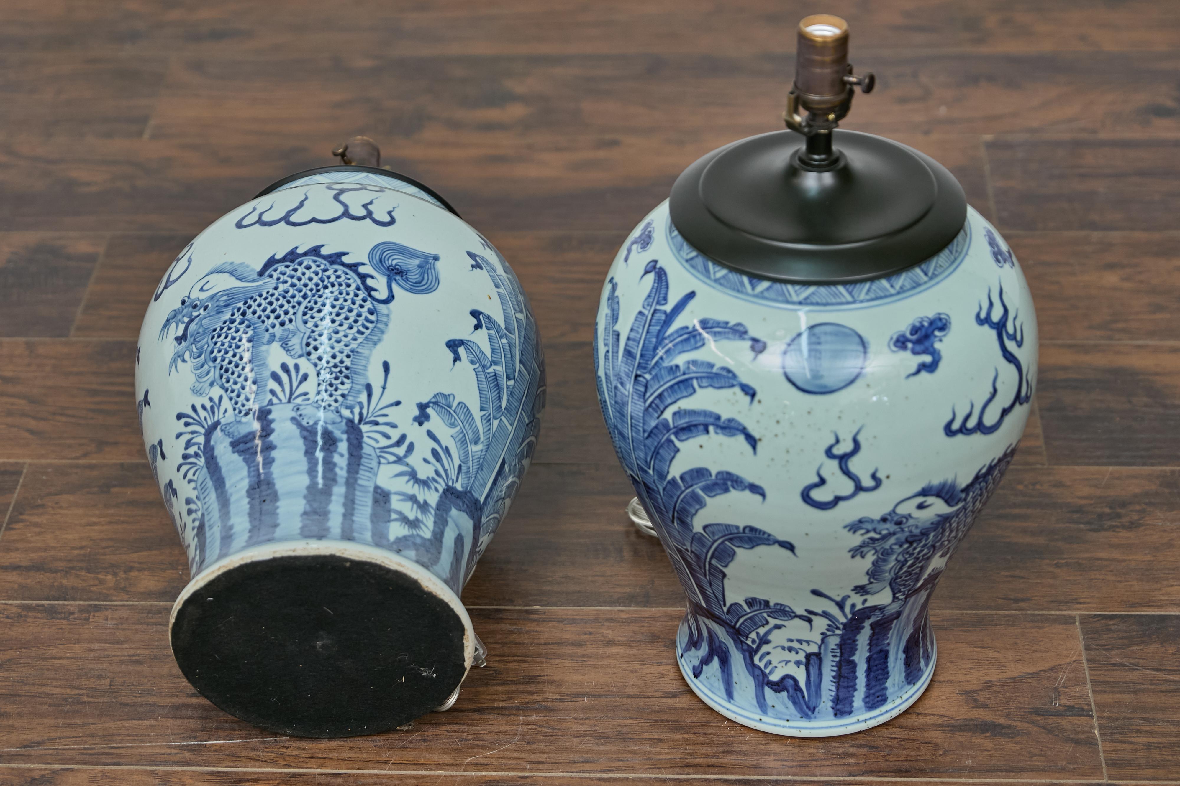 Coppia di lampade da tavolo Qilin Altar Vessels in porcellana bianca e blu - USA Wired in vendita 8
