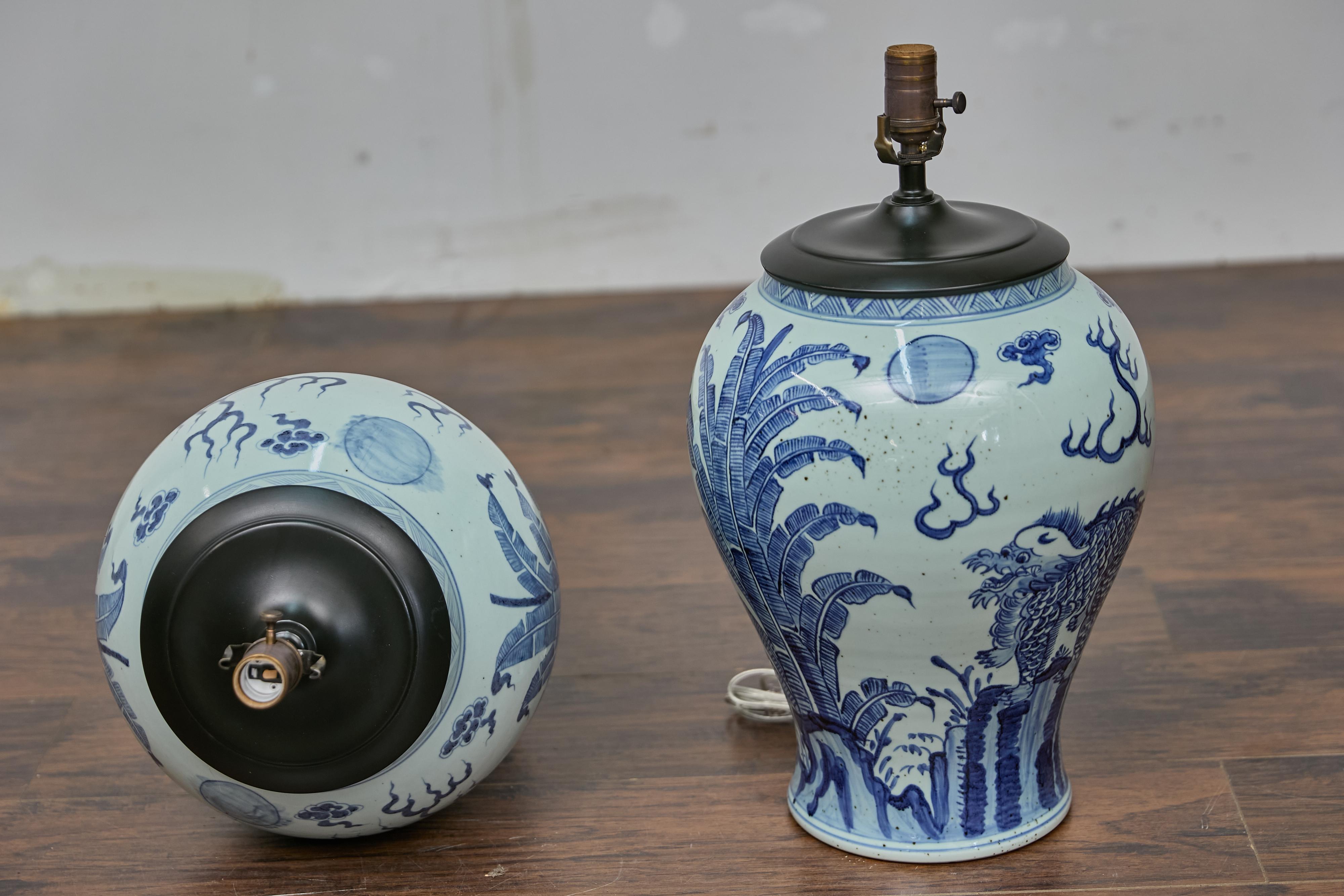 Coppia di lampade da tavolo Qilin Altar Vessels in porcellana bianca e blu - USA Wired in vendita 9