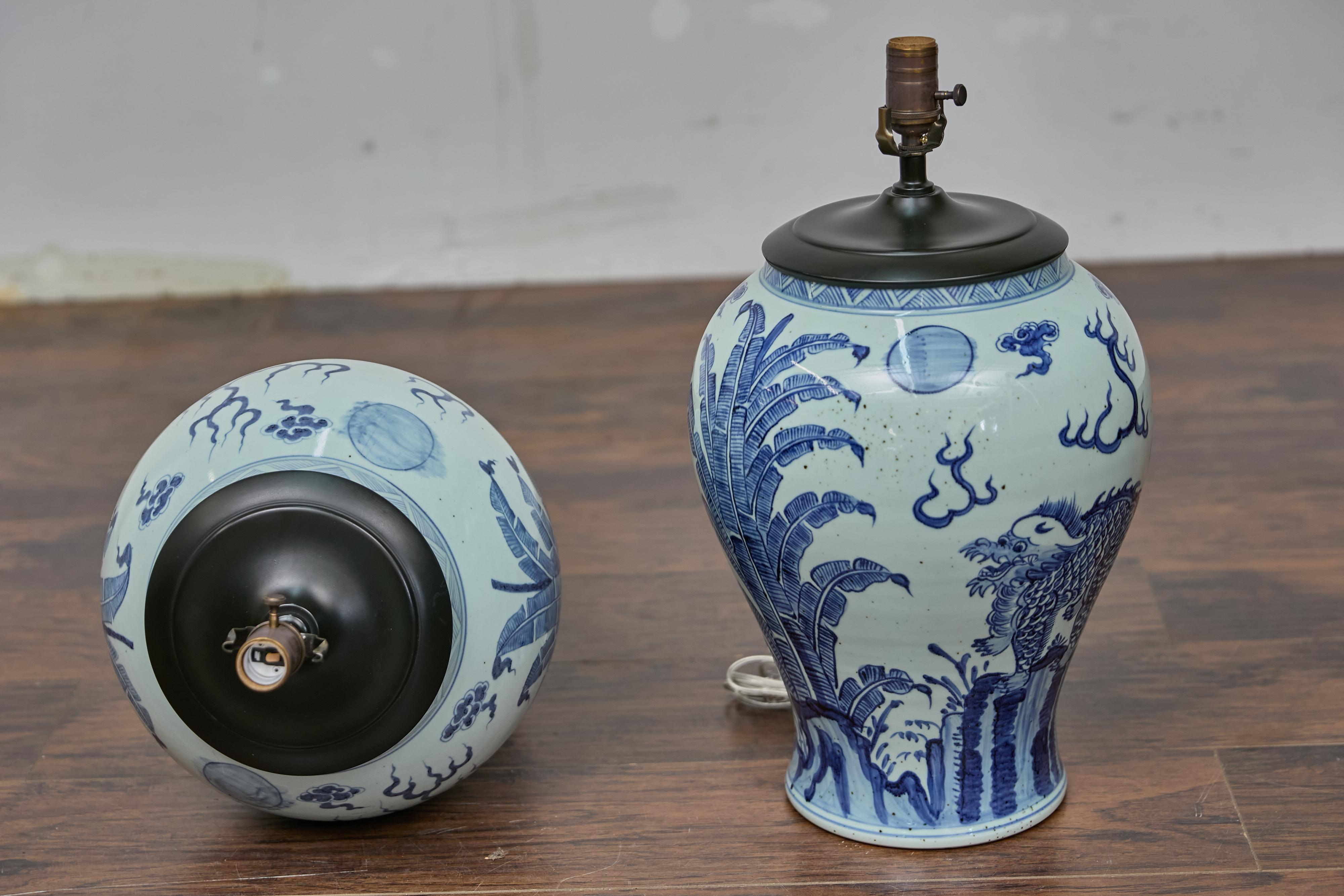 Coppia di lampade da tavolo Qilin Altar Vessels in porcellana bianca e blu - USA Wired in vendita 10